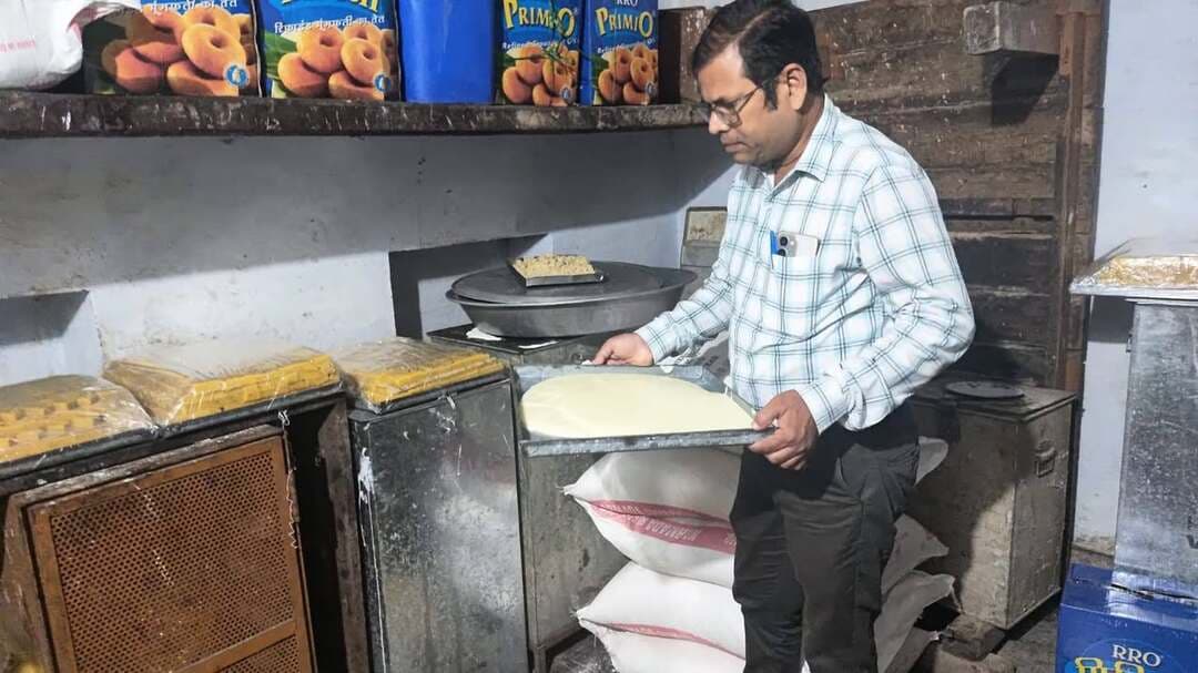 🔳खाद्य सुरक्षा विभाग विभाग की टीम ने कटनी में चार मिठाई दुकानों से खाद्य पदार्थों के लिए नमूने
🔳कटनी - त्योहारों के दौरान उपभोक्ताओं को सुरक्षित, शुद्ध एवं गुणवत्तापूर्ण खाद्य पदार्थ उपलब्ध कराने के उद्देश्य से खाद्य सुरक्षा विभाग द्वारा जिले में खाद्य प्रतिष्ठानों का निरीक्षण कर नमूने लेने की कार्रवाई की जा रही है। कलेक्टर श्री आशीष तिवारी के निर्देश पर विभागीय टीम ने कटनी की चार मिठाई दुकानों का निरीक्षण कर विभिन्न खाद्य पदार्थों के नमूने संग्रहित किए हैं।
खाद्य सुरक्षा विभाग की टीम ने माधई मंदिर स्थित यू.पी. स्वीट्स से खोया पेड़ा, काजू पान कतली एवं पतीसा के नमूने लिए। वहीं विश्वकर्मा पार्क स्थित कोहली स्वीट्स से खोया बर्फी, मगज लड्डू एवं नमकीन सेव के नमूने संग्रहित किए गए। इसके अलावा गुजराती स्वीट्स से खोया बर्फी एवं मगज लड्डू तथा नई बस्ती स्थित अग्रवाल स्वीट्स से खोया बर्फी, मिल्क केक एवं नमकीन सेव के नमूने जांच के लिए लिए गए हैं।
संग्रहित खाद्य पदार्थों के नमूने जांच के लिए राज्य खाद्य परीक्षण प्रयोगशाला, भोपाल भेजे जा रहे हैं। प्रयोगशाला से प्राप्त जांच रिपोर्ट के आधार पर ही खाद्य पदार्थों की वास्तविक संरचना एवं गुणवत्ता के संबंध में अंतिम निष्कर्ष निकाला जाएगा।
विभाग के अनुसार, जांच रिपोर्ट में खाद्य पदार्थों के खाद्य सुरक्षा एवं मानकों के अनुरूप नहीं पाए जाने पर खाद्य सुरक्षा एवं मानक अधिनियम, 2006 तथा संबंधित नियमों के तहत नियमानुसार वैधानिक कार्रवाई की जाएगी।
खाद्य सुरक्षा विभाग ने स्पष्ट किया है कि मिलावटी, अमानक तथा गलत नाम या दावों के साथ बेचे जा रहे खाद्य पदार्थों के विरुद्ध जांच एवं कार्रवाई का अभियान निरंतर जारी रहेगा।
#JansamparkMP
#CMMadhyaPradesh
#DrMohanYadav51
#udaypratapmp
#jbpcommissioner
#katni
#कटनी