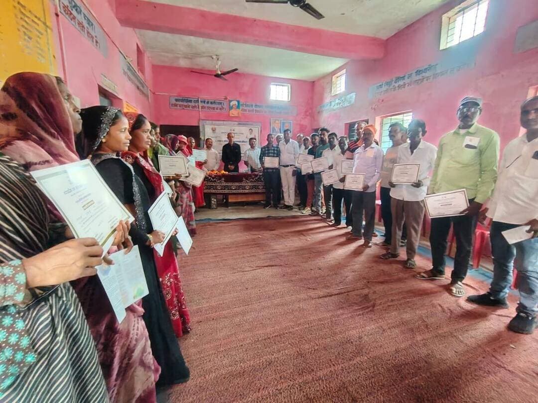 🔳प्रस्फुटन समितियों को दिया प्रशिक्षण, जनकल्याणकारी योजनाओं के प्रचार-प्रसार के लिए किया प्रेरित
🔳दस्तावेजीकरण, जल संरक्षण और जनजागरूकता गतिविधियों पर हुई चर्चा
🔳कटनी - मध्यप्रदेश जन अभियान परिषद द्वारा प्रस्फुटन शक्ति संचय अभियान के अंतर्गत विकासखंड बहोरीबंद की ग्राम पंचायत ककरेहटा में सेक्टर स्तरीय प्रस्फुटन समितियों का क्षमतावर्धन प्रशिक्षण आयोजित किया गया। नवांकुर संस्था बड़खेरा जनचेतना समाज सेवी समिति, बहोरीबंद के तत्वावधान में आयोजित प्रशिक्षण का उद्देश्य समितियों की कार्यक्षमता बढ़ाना तथा ग्रामीण विकास एवं जनकल्याणकारी योजनाओं के क्रियान्वयन में उनकी सहभागिता सुनिश्चित करना रहा।
कार्यक्रम का शुभारंभ ग्राम पंचायत ककरेहटा के सरपंच श्री महासिंह, मध्यप्रदेश जन अभियान परिषद के जिला समन्वयक डॉ. तेजसिंह केसवाल, विकासखंड समन्वयक श्री अरविंद शाह, रोजगार सहायक सचिव श्री बुन्देल सिंह पटेल, मेंटर श्री अवधेश बैरागी, श्री बद्री प्रसाद हल्दकार एवं श्री सरजू प्रसाद श्रीवास सहित अन्य अतिथियों द्वारा मां सरस्वती के छायाचित्र पर माल्यार्पण एवं पूजन के साथ किया गया।
प्रशिक्षण के दौरान विकासखंड समन्वयक श्री अरविंद शाह ने मध्यप्रदेश जन अभियान परिषद की कार्यप्रणाली, उद्देश्यों एवं गतिविधियों की जानकारी देते हुए प्रस्फुटन समितियों को सक्रिय रूप से कार्य करने के लिए प्रेरित किया। उन्होंने आवश्यक दस्तावेजीकरण, एनजीओ पंजीयन प्रक्रिया, एमपीजेएपी एप के उपयोग तथा सोशल मीडिया के माध्यम से जनजागरूकता बढ़ाने के तरीकों पर मार्गदर्शन दिया।
परामर्शदाता श्री अवधेश बैरागी ने संवाद कौशल एवं प्रभावी संचार तकनीकों की जानकारी देते हुए कहा कि बेहतर जनसंपर्क, सकारात्मक संवाद और आपसी समन्वय से सामाजिक कार्यों को अधिक प्रभावी बनाया जा सकता है। प्रशिक्षण में स्वामित्व योजना, नल-जल योजना, बकरी पालन, मत्स्य पालन तथा आजीविका संवर्धन से जुड़ी जनकल्याणकारी योजनाओं के बारे में भी जानकारी दी गई।
रोजगार सहायक सचिव श्री बुन्देल सिंह पटेल ने स्वामित्व योजना की जानकारी देते हुए इसके प्रचार-प्रसार में प्रस्फुटन समितियों की भूमिका को महत्वपूर्ण बताया। उन्होंने कहा कि स्थानीय समितियां जनभागीदारी के माध्यम से शासकीय योजनाओं की जानकारी ग्रामीणों तक पहुंचाने और विकास कार्यों में लोगों की सहभागिता बढ़ाने में अहम भूमिका निभा सकती हैं।
नवांकुर संस्था के सेक्टर प्रभारी श्री सरजू प्रसाद श्रीवास ने संस्था एवं प्रस्फुटन समितियों द्वारा किए जा रहे सामाजिक कार्यों और गतिविधियों की जानकारी प्रस्तुत की। प्रशिक्षण के दौरान आगामी कार्ययोजना पर चर्चा करते हुए जल संरक्षण, जनजागरूकता शिविरों के आयोजन तथा ग्राम पंचायतों के साथ समन्वय स्थापित कर विकास कार्यों को आगे बढ़ाने पर जोर दिया गया।
कार्यक्रम में परामर्शदाता श्री मुकेश सिंह सेंगर, श्री बद्री प्रसाद, श्री विनोद यादव, श्री मुकेश रैदास, श्री दालचंद, श्री अश्विन सेंगर, श्री रामभरोस, श्री रत्नेश कनोजिया, श्री सतीश, श्री संदीप, श्री रामलाल, श्री रामस्नेह, श्री बिहारी कोल, श्री किशन चौधरी, श्री संतोष महोबिया, सीता, रश्मि, रोशनी, हल्की बाई एवं सुदामा बाई सहित अन्य सदस्य उपस्थित रहे।
प्रशिक्षण के अंत में प्रतिभागियों को सहभागिता प्रमाण-पत्र वितरित किए गए। नवांकुर संस्था के प्रतिनिधि श्री सरजू प्रसाद श्रीवास ने सभी अतिथियों, प्रशिक्षकों एवं प्रतिभागियों के प्रति आभार व्यक्त किया।
#JansamparkMP
#CMMadhyaPradesh
#DrMohanYadav51
#udaypratapmp
#jbpcommissioner
#katni
#कटनी