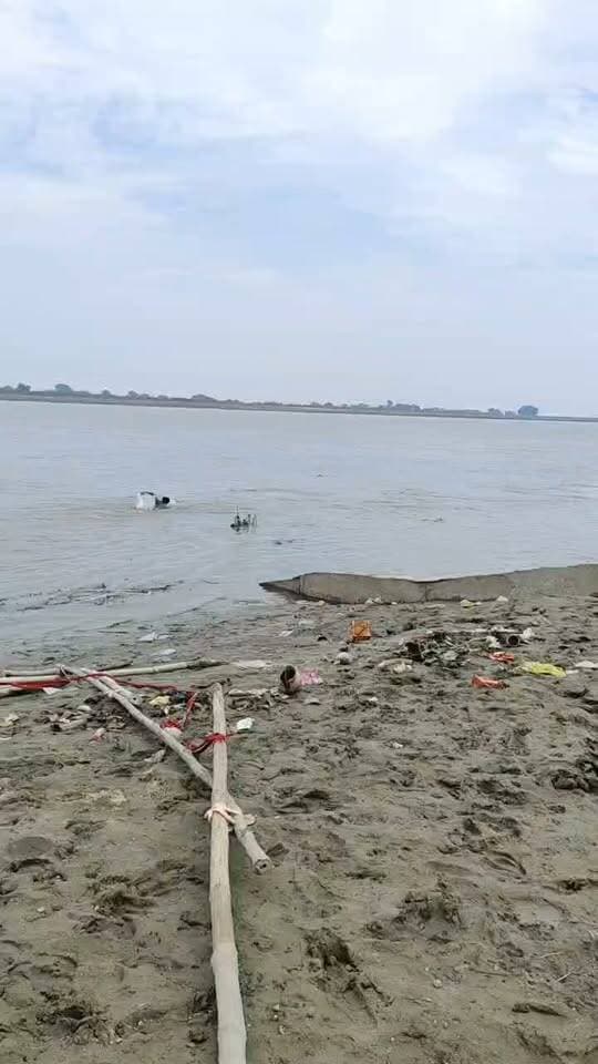 बिहार - मोकामा थाने में तैनात होमगार्ड जवान विकास कुमार ने गंगा नदी में डूबती महिला को तैरकर बचाया, किनारे पर मौजूद लोगों ने पूरे रेस्कयू को कैमरे में कैद कर लिया।
दरअसल यह घटना मोकामा के तपस्वी घाट पर बीते दिन दोपहर में घटित हुई, जहाँ गंगा नदी में गहरे पानी और धारा में एक महिला बहते हुए जा रही थी।मोकामा थाने की “बाईक गश्ती” में तैनात जवान विकास संयोगवश गंगा किनारे गश्ती में पहुंचे थे।
डूबती महिला को देखकर बिना कुछ देखे और अपनी जान की परवाह किये मोबाईल रखकर वर्दी पहने उन्होंने गंगा में छलांग लगा दी और 50 मीटर तक तैरकर डूबती हुई महिला को सुरक्षित किनारे पहुँचाया।महिला झाझा से मोकामा गंगा नदी में नहाने आई थी।
गृह आरक्षी विकास की नियुक्ति 2025 में हुई है। ये बाढ़ के बेलछी थाना अंतर्गत गोपालपुर गाँव के हैं।महिला को नया जीवन देने वाले इस जवान की जितनी तारीफ की जाय कम है।ऐसे बहादुर जवानों को पुरस्कृत करने की जरुरत है।
#Mokama #Patna #Bihar #Ganga