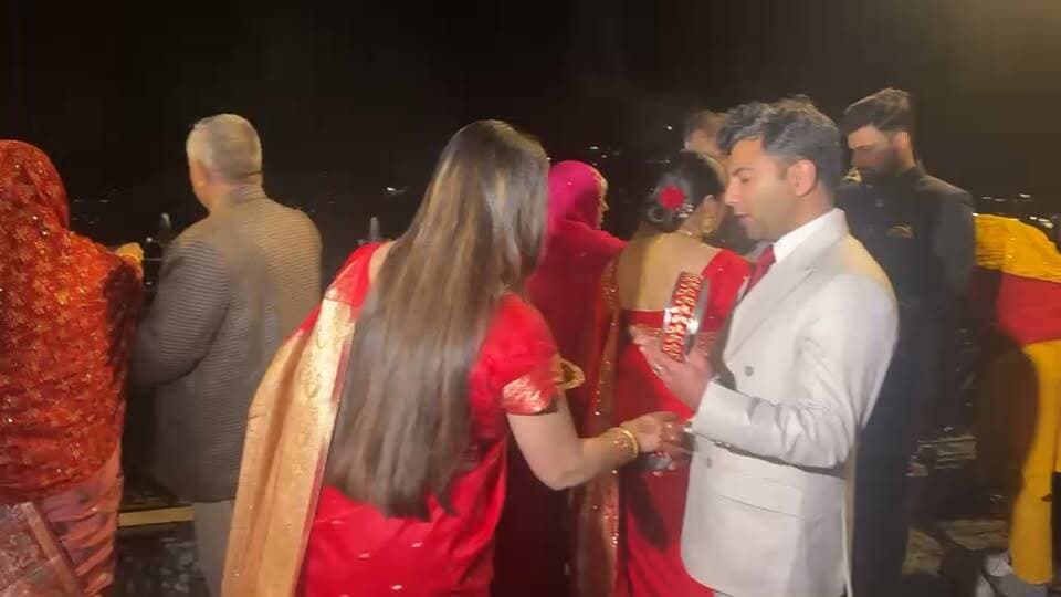 शिमला
शिमला के रिज पर हुए चांद के दीदार
व्रत कर रही महिलाओं का इंतज़ार हुआ ख़त्म
रात 08:50 पर दिखा करवा चौथ का चांद