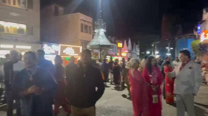 शिमला के रिज पर निकल आया चांद, महिलाओं ने तोड़ा व्रत