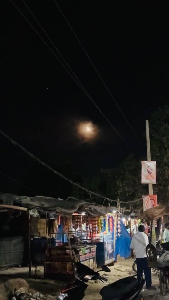 बाराबंकी में निकल चुका है करवा चौथ का चाँद, सुहागिनों ने चाँद देखकर तोड़ा व्रत। 🖐️🌠
#viralpost #viralreelsvideo❤️ #barabankiupdates