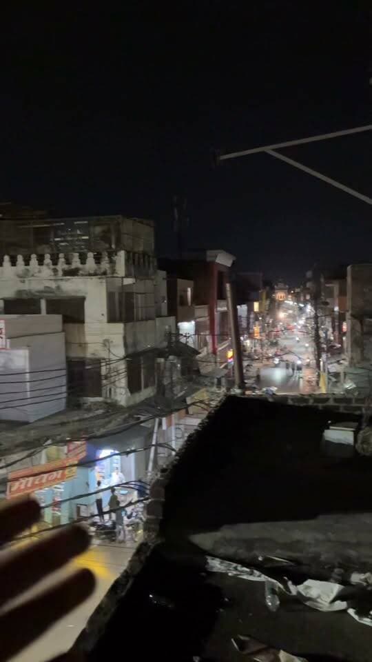 बाराबंकी में अभी तक नहीं निकला करवा चौथ का चाँद, सुहागिनें कर रही हैं बेसब्री से इंतजार।
सोशल मीडिया पर वायरल हो रही AI तस्वीरों से रहें सावधान, चाँद निकलते ही देंगे अपडेट।