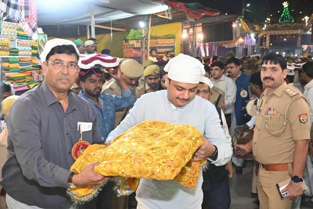 देवा में गाजे-बाजे के साथ निकला चादर जुलूस, डीएम-एडीएम ने हाजी वारिस अली शाह की मजार पर चादर अर्पित कर अमन-चैन की दुआ मांगी।
सूफी संत हाजी वारिस अली शाह की सरजमीं देवा में चादर जुलूस का आयोजन, पीएसी बैंड की धुनों के साथ हजारों जायरीन हुए शामिल।
डीएम ईशान प्रताप सिंह और एडीएम निरंकार सिंह ने कुर्बान अली शाह और हाजी वारिस अली शाह की मजार पर चादरपोशी की। #viralpost #barabankiupdates