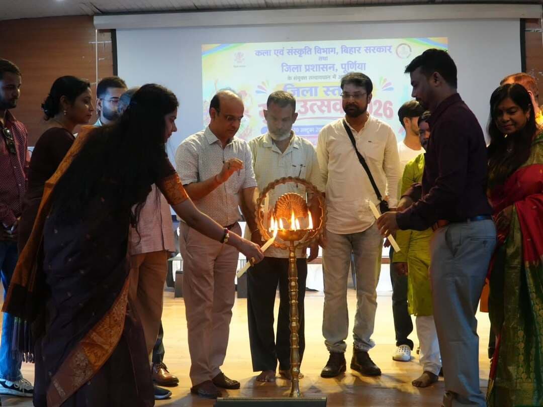 समाहरणालय पूर्णिया ,
जनसंपर्क कार्यालय ,
प्रेस विज्ञप्ति:-1740,
दिनांक 29/10/2026,
============≠=====
जिला स्तरीय युवा उत्सव 2026 का शुभारंभ गुरुवार को प्रेक्षागृह -सह- आर्ट गैलरी पूर्णिया में उत्साह एवं हर्षोल्लास के साथ किया गया। कला एवं संस्कृति विभाग तथा जिला प्रशासन, पूर्णिया के तत्वावधान में आयोजित इस उत्सव में जिले के युवाओं ने कला, संस्कृति, साहित्य एवं हस्तशिल्प के क्षेत्र में अपनी प्रतिभा का शानदार प्रदर्शन किया।
कार्यक्रम का उद्घाटन श्री राजीव कुमार उप विकास आयुक्त,अपर समाहर्ता मुकुल कुमार (राजस्व),अपर समाहर्ता , विभागीय जांच विनय कुमार साह, अपर समाहर्ता सुजय कुमार सिंह आपदा प्रबंधन एवं जिला कला एवं संस्कृति पदाधिकारी श्री पंकज कुमार पटेल द्वारा संयुक्त रूप से, दीप प्रज्वलित कर कार्यक्रम का विधिवत शुभारंभ किया गया।
पूर्णिया युवा उत्सव के अंतर्गत समूह लोक गायन, समूह लोक नृत्य, कविता लेखन, चित्रकला एवं हस्तशिल्प सहित विभिन्न विधाओं में प्रतियोगिताओं का आयोजन किया गया।
इन प्रतियोगिताओं में पूर्णिया विश्वविद्यालय के प्रतिभागियों के साथ-साथ पूर्णिया के विभिन्न विद्यालयों के छात्र-छात्राओं तथा बिहार लोक सांस्कृतिक मंच के कार्यकर्ताओं एवं बच्चों ने उत्साहपूर्वक भाग लिया।
आयोजन में युवाओं की व्यापक सहभागिता ने जिले की समृद्ध सांस्कृतिक परंपरा और रचनात्मक प्रतिभा को प्रदर्शित किया।
विभिन्न विधाओं में प्रतिभागियों की उत्साहपूर्ण भागीदारी:-
प्रतियोगिताओं के अंतर्गत समूह लोक गायन में 22 टीमों तथा समूह लोक नृत्य में 25 टीमों ने भाग लिया।
कविता लेखन प्रतियोगिता में 28 प्रतिभागियों ने अपनी रचनात्मक अभिव्यक्ति प्रस्तुत की, जबकि चित्रकला प्रतियोगिता में 60 बच्चों ने अपनी कल्पनाशीलता एवं कलात्मक कौशल का परिचय दिया।
हस्तशिल्प प्रतियोगिता में 10 बच्चों ने भाग लेकर अपनी सृजनात्मक प्रतिभा का प्रदर्शन किया।
समूह लोक गायन एवं लोक नृत्य की प्रस्तुतियों में बिहार की लोक संस्कृति , पारंपरिक गीतों और नृत्य शैलियों की झलक देखने को मिली।
वहीं कविता लेखन में प्रतिभागियों ने अपने विचारों एवं भावनाओं को शब्दों के माध्यम से अभिव्यक्त किया।
चित्रकला प्रतियोगिता में बच्चों ने रंगों और रेखाओं के माध्यम से अपनी कल्पनाशीलता को उकेरा, जबकि हस्तशिल्प प्रतियोगिता में उनकी कलात्मक दक्षता एवं सृजनशीलता देखने को मिली।
#cmsamrat
#samratchoudhary
#pmmodi
