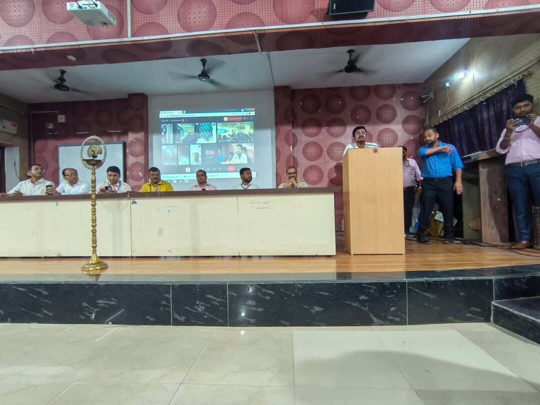 समाहरणालय पूर्णिया ,
जनसम्पर्क कार्यालय,
प्रेस विज्ञप्ति:-1739,
दिनांक:-29/10/2026,
==================
पूर्णिया में "Startup-Bank Connect: Enabling Access to Finance for Startups" विषय पर कार्यशाला आयोजित:-
विद्या बिहार इंस्टीट्यूट ऑफ टेक्नोलॉजी (VVIT), मरंगा में स्टार्टअप सेल एवं जिला उद्योग केन्द्र द्वारा हुआ आयोजन:-
युवाओं को उद्यमिता अपनाने एवं अपने विचारों को सफल व्यवसाय में बदलने हेतु किया गया प्रेरित:-
350 से अधिक छात्र-छात्राओं एवं भावी उद्यमियों ने ली हिस्सा:-
उद्योग निदेशक, बिहार, पटना के निदेश एवं जिला पदाधिकारी, पूर्णिया श्री अंशुल कुमार भा०प्र०से० के मार्गदर्शन में दिनांक 29.10.2026 को बिहार स्टार्टअप से संबंधित निर्धारित मासिक कार्यक्रम के तहत "Startup-Bank Connect: Enabling Access to Finance for Startups" विषय पर एक दिवसीय विशेष कार्यशाला का आयोजन किया गया।
विद्या बिहार इंस्टीट्यूट ऑफ टेक्नोलॉजी (VVIT), बियाडा, मरंगा, पूर्णिया स्थित स्टार्टअप सेल, पूर्णिया एवं जिला उद्योग केन्द्र, पूर्णिया के संयुक्त तत्वावधान में आयोजित इस कार्यक्रम का शुभारंभ दीप प्रज्वलित कर किया गया।
उद्यमिता विकास एवं योजनाओं पर विस्तृत चर्चा:-
स्वागत एवं प्रेरणादायी संबोधन: कार्यशाला में VVIT, पूर्णिया के चेयरमैन ने उपस्थित जिला स्तरीय पदाधिकारियों, उद्यमियों, प्राध्यापकों एवं छात्र-छात्राओं का स्वागत किया तथा युवाओं को उद्यमिता अपनाने और अपने विचारों को सफल व्यवसाय में बदलने के लिए प्रेरित किया।
स्टार्टअप सेल की उपलब्धियाँ: पूर्णिया स्टार्टअप सेल के फैकल्टी इनचार्ज (Faculty Incharge) एवं पूर्णिया अभियंत्रण महाविद्यालय के प्राचार्य द्वारा स्टार्टअप सेल की उपलब्धियों के साथ-साथ बिहार स्टार्टअप योजना में आवेदन की प्रक्रिया तथा प्रदान की जाने वाली सहायता के संबंध में विस्तृत जानकारी दी गई।
विभागीय योजनाएँ:- जिला उद्योग केन्द्र, पूर्णिया के महाप्रबंधक ने उद्योग विभाग द्वारा संचालित बिहार स्टार्टअप नीति 2022, बियाडा मरंगा स्थित B-HUB, मुख्यमंत्री उद्यमी योजना, प्रधानमंत्री रोजगार सृजन कार्यक्रम (PMEGP), प्रधानमंत्री सूक्ष्म खाद्य उद्यम उन्नयन योजना (PMFME), स्टार्टअप इंडिया तथा DPIIT मान्यता से जुड़े महत्वपूर्ण बिंदुओं को साझा किया।
उन्होंने विभिन्न चरणों में मिलने वाली संस्थागत वित्तीय सहायता पर भी प्रकाश डाला तथा आयोजकों का आभार व्यक्त किया।
#cmsamrat
#samratchoudhary
#pmmodi