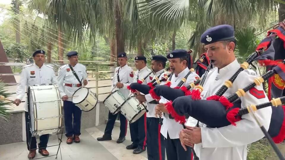 पुलिस प्रेस नोट 29 अक्टूबर 2026
*पुलिस शहीदी दिवस व राष्ट्रीय एकता दिवस के कार्यकर्मो के अंतर्गत पुलिस जवानों के शौर्य और बलिदानों के बारे विद्यार्थियों को किया गया जागरूक*
**डीएवी पुलिस पब्लिक स्कूल में विद्यार्थियों को दिखाई गई लघु फिल्म*
*हरियाणा पुलिस के पाइप बैंड ने विभिन्न स्थानों पर दी शानदार प्रस्तुति*
*फरीदाबाद:* पुलिस शहीदी दिवस एवं राष्ट्रीय एकता दिवस के उपलक्ष्य में फरीदाबाद पुलिस द्वारा आयोजित कार्यक्रमों की श्रृंखला के तहत विद्यार्थियों को पुलिस जवानों के शौर्य, साहस और सर्वोच्च बलिदान से रूबरू कराया गया। इस दौरान पुलिस लाइन सेक्टर-30 स्थित डीएवी पुलिस पब्लिक स्कूल में विद्यार्थियों को पुलिस जवानों के बलिदान और वीरता पर आधारित लघु फिल्म दिखाई गई। वहीं, हरियाणा पुलिस के पाइप बैंड ने सेक्टर-12, बल्लभगढ़ सहित विभिन्न स्थानों पर शानदार प्रस्तुति देकर पुलिस शहीदों को श्रद्धांजलि अर्पित की।
पुलिस प्रवक्ता अनुसार पुलिस महानिदेशक कार्यालय द्वारा निर्धारित कार्यक्रमों के तहत 21 से 31 अक्टूबर तक पुलिस शहीदी दिवस से राष्ट्रीय एकता दिवस तक विभिन्न कार्यक्रम आयोजित किये जा रहे हैं। इन कार्यक्रमों का उद्देश्य पुलिस के शहीद जवानों के अदम्य साहस, कर्तव्यनिष्ठा और देश की सुरक्षा के लिए दिए गए सर्वोच्च बलिदान को याद करने के साथ-साथ आमजन, विशेषकर युवाओं और विद्यार्थियों में देशभक्ति एवं राष्ट्रीय एकता की भावना को मजबूत करना है।
इसी कड़ी में डीएवी पुलिस पब्लिक स्कूल में विद्यार्थियों को लघु फिल्म के माध्यम से पुलिस जवानों की वीरता, संघर्ष और बलिदान की कहानियां दिखाई गईं। विद्यार्थियों को बताया गया कि देश की आंतरिक सुरक्षा और कानून-व्यवस्था बनाए रखने के लिए पुलिसकर्मी कठिन परिस्थितियों में भी पूरी निष्ठा से अपने कर्तव्यों का निर्वहन करते हैं और आवश्यकता पड़ने पर राष्ट्र की रक्षा के लिए अपना सर्वोच्च बलिदान देने से भी पीछे नहीं हटते।
वहीं, हरियाणा पुलिस के पाइप बैंड ने लघु सचिवालय, सेक्टर-12, राजा नहार सिंह पार्क बल्लभगढ़ और अन्य स्थानों पर अपनी मधुर बैंड धुनों की प्रस्तुति दी। इन प्रस्तुतियों के माध्यम से पुलिस शहीदों के प्रति सम्मान व्यक्त करते हुए उन्हें नमन किया गया और उनके बलिदान को याद किया गया।
फरीदाबाद पुलिस का यह प्रयास पुलिस जवानों की वीरगाथाओं को जन-जन तक पहुंचाने, नई पीढ़ी को उनके त्याग और कर्तव्यनिष्ठा से प्रेरित करने तथा समाज में देशभक्ति, राष्ट्रीय एकता और पुलिस के प्रति सम्मान की भावना को प्रोत्साहित करने की दिशा में महत्वपूर्ण पहल है।
*पुलिस प्रवक्ता, फरीदाबाद*