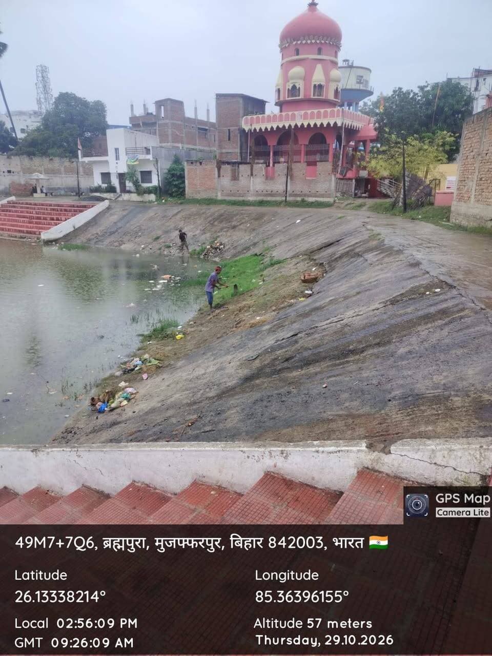 जिलाधिकारी, मुजफ्फरपुर श्री कुमार गौरव के निदेश पर जिला प्रशासन द्वारा छठ घाटों की साफ़-सफाई, तैयारी, सुदृढ़ीकरण एवं सौंदर्यीकरण का कार्य तेज़ी से किया जा रहा है। नगर आयुक्त के नेतृत्व में मुजफ्फरपुर नगर निगम; अन्य शहरी क्षेत्रों में संबंधित नगर निकायों के कार्यपालक पदाधिकारियों के नेतृत्व में तथा ग्रामीण क्षेत्रों में प्रखंड विकास पदाधिकारियों के नेतृत्व में घाटों की सफाई, पहुँच पथ का निर्माण सहित घाटों की सम्पूर्ण तैयारी का कार्य कराया जा रहा है।
सेवा संकल्प एवं कायाकल्प अभियान के तहत भी छठ घाटों की सीढ़ियों का रंग-रोगन सहित घाटों को स्वच्छ, सुंदर एवं आकर्षक बनाने तथा छठव्रतियों और श्रद्धालुओं के लिए बेहतर एवं व्यवस्थित सुविधाएँ सुनिश्चित करने की कार्रवाई की जा रही है।
जिलाधिकारी ने अधिकारियों को निर्देश दिया है कि पूर्णतः *दुर्घटना-रहित (इंसिडेंट-फ्री) एवं हर तरह से प्रशासनिक सुविधा-युक्त* छठ महापर्व के आयोजन हेतु सम्पूर्ण प्रशासनिक तंत्र सजग एवं तत्पर रहे। आपदा प्रबंधन विभाग द्वारा निर्धारित मापदंडों के अनुरूप घाटों की त्रुटिहीन तैयारी करें। जिला प्रशासन, पुलिस, नगर निकाय, आपदा प्रबंधन, स्वास्थ्य, जल संसाधन, विद्युत, भवन निर्माण, पथ निर्माण, पुल निर्माण, अग्निशमन सहित सभी संबंधित विभागों के जिला में पदस्थापित पदाधिकारियों को आपस में समन्वय स्थापित करते हुए तत्परता एवं कुशलतापूर्वक अपने दायित्वों का निर्वहन करने के लिए निर्देशित किया गया है। श्रद्धालुओं की सुविधा, सुरक्षा और स्वच्छता सुनिश्चित करने के लिए व्यापक स्तर पर तैयारियां करने का निर्देश दिया गया है। बाढ़ से क्षतिग्रस्त सड़कों, संपर्क पथों, घाटों एवं सीढ़ियों की मरम्मत के साथ घाटों के समतलीकरण, पहुंच पथ निर्माण, पार्किंग, बैरिकेडिंग, शौचालय, चापाकल एवं यूरिनल की व्यवस्था, प्रकाश का प्रबंध सहित आवश्यक सुविधाओं को सुनिश्चित करने का निर्देश दिया गया है।
ज़िलाधिकारी द्वारा छठ महापर्व के अवसर पर सम्यक तैयारी हेतु घाटों का नियमित निरीक्षण; जल संसाधन विभाग, आपदा प्रबंधन विभाग तथा गृह विभाग द्वारा तय मानकों के अनुरूप खतरनाक घाटों की पहचान एवं अन्य आवश्यक सुविधाओं को सुनिश्चित करने का निर्देश दिया गया है। ज़िलाधिकारी ने यातायात व्यवस्था, घाटों पर आवश्यकता के अनुसार नियंत्रण कक्ष एवं वाच टावर की स्थापना, आपदा प्रबंधन, चिकित्सा व्यवस्था, ध्वनि विस्तारक यंत्र की व्यवस्था, सीसीटीवी कैमरा का अधिष्ठापन, विधि-व्यवस्था संधारण सहित विभिन्न बिन्दुओं पर आवश्यक निदेश दिया है।
जिलाधिकारी ने कहा कि इस साल नदियों के जलस्तर में काफ़ी वृद्धि हुई थी। नया उच्चतम जल-स्तर (एचएफएल) दर्ज किया गया था। इसको देखते हुए विशेष ध्यान देने की आवश्यकता है। उन्होंने सभी अनुमंडल पदाधिकारियों एवं अनुमंडल पुलिस पदाधिकारियों को नियमित तौर पर घाटों का संयुक्त निरीक्षण करने का निर्देश दिया है। साथ ही प्रखंड विकास पदाधिकारियों, अंचल अधिकारियों एवं थानाध्यक्षों को भी घाटों का संयुक्त निरीक्षण करने का निर्देश दिया है। उन्होंने अधिकारियों को निर्देश दिया है कि घाटों की भौगोलिक स्थिति तथा जल-स्तर में परिवर्तन की प्रवृत्ति के अनुरूप सभी आवश्यक व्यवस्था सुनिश्चित करें। स्थानीय निवासियों से भी सुझाव लें। घाटों की भौगोलिक स्थितियों एवं जल-स्तर की बदलती स्थिति के अनुसार *खतरनाक तथा अनुपयुक्त घाटों की सूची* नागरिक प्रक्षेत्र (पब्लिक डोमेन) में जारी करें।
ज़िलाधिकारी ने कहा है कि छठ का त्योहार लोक आस्था का महापर्व है। बाहर रहने वाले बिहार के निवासी भी बड़ी संख्या में अपने घर आते हैं। श्रद्धालुओं एवं छठव्रतियों की सुविधा के लिए सम्पूर्ण प्रशासनिक तंत्र सक्रिय एवं प्रतिबद्ध है। छठव्रतियों एवं श्रद्धालुओं को हर प्रशासनिक सुविधा सुनिश्चित कराना जिला प्रशासन का दायित्व है। श्रद्धालुओं एवं छठव्रतियों की सुरक्षा तथा सुविधा के लिए सभी पदाधिकारी प्रभावी कॉम्युनिकेशन प्लान के साथ मुस्तैद रहेंगे। छठ महापर्व के अवसर पर उत्कृष्ट भीड़-प्रबंधन, सुदृढ़ सुरक्षा-व्यवस्था एवं सुचारू यातायात-प्रबंधन के लिए सभी पदाधिकारी सजग, सक्रिय एवं तत्पर रहेंगे।
#JaiChhathiMaiya
#ChhathPujaMeinAaiyeBihar
#CMSamrat
#samratchoudhary
Information & Public Relations Department, Government of Bihar
CMO Bihar