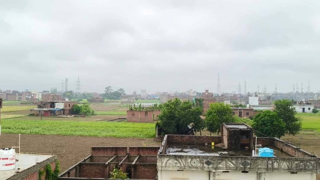 🚨 कैमूर ब्रेकिंग न्यूज़ 🚨
🔴 चक्रवाती तूफान अर्नब का असर! कैमूर में 30 घंटे से बारिश, तेज हवाओं से बढ़ी ठंड।
🔴 मोहनिया समेत जिले के कई इलाकों में लगातार बारिश और तेज हवा से बदला मौसम का मिजाज।
🔴 पिछले 14 घंटे से तेज हवाओं का दौर जारी, जनजीवन प्रभावित।
🔴 खराब मौसम को देखते हुए कई निजी विद्यालयों में छुट्टी घोषित।
🔴 जिला प्रशासन ने 1 नवंबर तक जारी की एडवाइजरी, लोगों से सतर्क रहने की अपील।
🔴 बारिश और ठंडी हवाओं से तापमान में गिरावट, बढ़ी ठिठुरन।
कैमूर में मौसम का अलर्ट, घरों में रहें सुरक्षित!