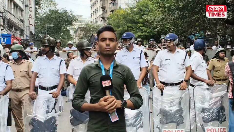 ভোট বাঁচাও, দেশ বাঁচাও!
কলকাতার ঐতিহাসিক কলেজ স্ট্রিট থেকে রাজ্যের মুখ্য নির্বাচনী আধিকারিক (CEO)-র দপ্তর পর্যন্ত এই মিছিলের ডাক দেওয়া হয়েছিল। গণতন্ত্র বাঁচানোর দাবিতে কংগ্রেস কর্মীদের এই শান্তিপূর্ণ মিছিল মাঝপথে পুলিশ আটকে দেয়।
পুলিশের বাধার মুখেও দমে যায়নি কংগ্রেস। যেখানে আটকানো হয়, সেখানেই রাস্তায় বসে অবস্থান বিক্ষোভ ও প্রতিবাদ সভা করেন নেতৃত্ব।
এই প্রতিবাদ কর্মসূচির নেতৃত্ব দেন পশ্চিমবঙ্গ প্রদেশ কংগ্রেস সভাপতি শ্রী শুভঙ্কর সরকার। উপস্থিত ছিলেন AICC-র পশ্চিমবঙ্গের দায়িত্বপ্রাপ্ত পর্যবেক্ষক গুলাম আহমেদ মীর, সর্বভারতীয় কংগ্রেস সম্পাদক তথা পশ্চিমবঙ্গের সহ-পর্যবেক্ষক অম্বা প্রসাদ সহ প্রদেশ কংগ্রেসের অন্যান্য শীর্ষ নেতৃত্ব।