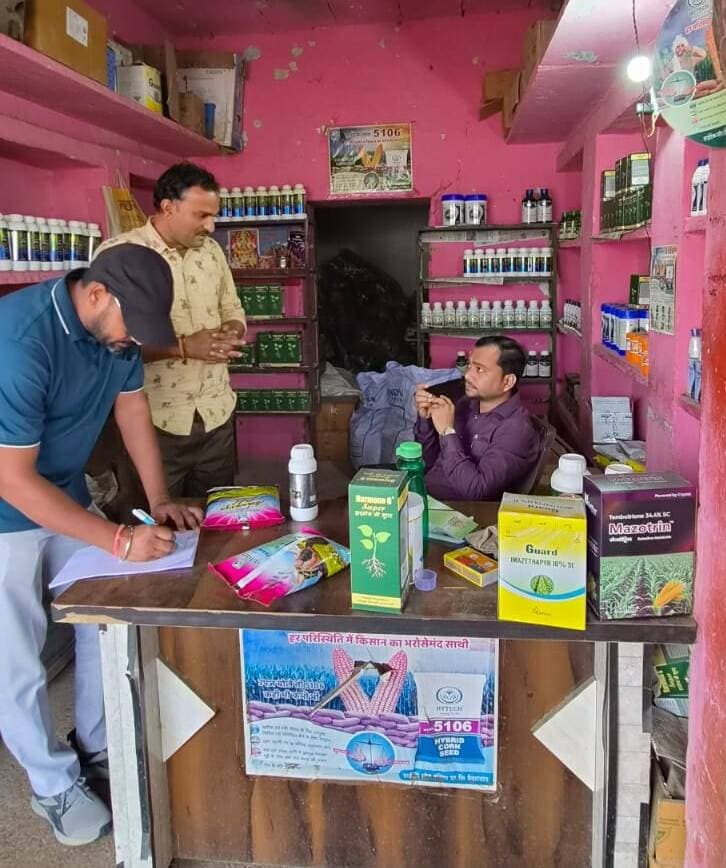 कलेक्टर एवं जिला मजिस्ट्रेट श्री अर्पित वर्मा के निर्देशानुसार रबी मौसम को दृष्टिगत रखते हुए उर्वरक एवं बीज प्रतिष्ठानों की निगरानी और जांच के लिए कृषि विभाग द्वारा लगातार सख्त कदम उठाए जा रहे हैं। इसी क्रम में आज गुरूवार को उप संचालक कृषि श्री मुनेश कुमार शाक्य एवं वरिष्ठ कृषि विकास अधिकारी विकासखंड कोलारस के संयुक्त दल द्वारा लुकवासा क्षेत्र में कीटनाशक एवं खाद बीज दुकानों का औचक निरीक्षण किया गया।
निरीक्षण दल द्वारा लुकवासा और आसपास के क्षेत्र में आदान विक्रेताओं के प्रतिष्ठानों की भौतिक जांच की गई। इस दौरान प्रोप्राइटर श्री श्रीराम रघुवंशी, विकासखंड लुकवासा के प्रतिष्ठान मैसर्स श्रीराम कृषि सेवा केंद्र पर स्टॉक एवं दस्तावेजों में अनियमितताएं पाए जाने पर तत्काल प्रभाव से उक्त प्रतिष्ठान को सील कर दिया गया है। इसके अतिरिक्त मैसर्स महाराज कृषि सेवा केंद्र (प्रो. आशीष शर्मा) और मैसर्स विवेक बीज भंडार (लुकवासा) के प्रतिष्ठानों पर भी अनियमितताएं मिलने पर उप संचालक कृषि द्वारा संबंधितों को कारण बताओ सूचना पत्र जारी किए गए हैं।
वर्ष 2026-27 के रबी मौसम को ध्यान में रखते हुए विभाग द्वारा उर्वरक एवं बीज की उपलब्धता और वितरण व्यवस्था पर कड़ी नजर रखी जा रही है। वर्तमान में किसानों द्वारा रबी सीजन के लिए उर्वरकों का उठाव किया जा रहा है। कृषि विभाग ने जिले के किसानों को सलाह दी है कि रबी फसलों की बोनी के समय डीएपी के स्थान पर वैकल्पिक उर्वरक एनपीके का उपयोग करें। चूंकि डीएपी से केवल नत्रजन एवं फास्फोरस मिलता है, वहीं एनपीके मिश्रित उर्वरक (जैसे ग्रेड 12ः32ः16, 16ः16ः16, 20ः20ः0ः13, 10ः26ः26, 14ः35ः14 आदि) के उपयोग से फसलों को नत्रजन, फास्फोरस, पोटाश एवं सल्फर जैसे सभी मुख्य पोषक तत्वों की आपूर्ति होती है। इससे फसलों की बेहतर पैदावार, गुणवत्तापूर्ण उपज, उत्पादकता में वृद्धि और मृदा स्वास्थ्य बेहतर होता है।
कृषि विभाग द्वारा किसानों से यह भी अपील की गई है कि वे रबी मौसम में सिंचाई जल की सीमित उपलब्धता को देखते हुए कम पानी एवं रक्षक/सुरक्षात्मक सिंचाई वाली पद्धतियों को अपनाएं। किसानों को कम अवधि वाली फसलों तथा स्थानीय परिस्थितियों के अनुकूल किस्मों (जैसे चना, मसूर, सरसों और अलसी आदि) की बुवाई करने की सलाह दी गई है। इस संबंध में विस्तृत मार्गदर्शन के लिए किसान भाई विभागीय मैदानी अमले या कृषि विज्ञान केंद्र से संपर्क कर सकते हैं।
Jansampark Madhya Pradesh
Department of Agriculture, Madhya Pradesh
Collector Shivpuri
#SHIVPURI