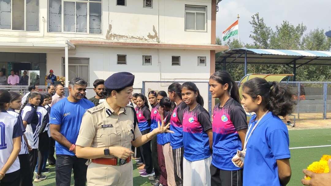 शिवपुरी में अंडर-18 बालिका हॉकी फीडर सेंटर प्रतियोगिता का भव्य शुभारंभ;
श्रीमंत माधवराव सिंधिया जिला खेल परिसर के हॉकी एस्ट्रोटर्फ मैदान पर राज्य स्तरीय हॉकी फीडर सेंटर अंडर-18 बालिका हॉकी खेल प्रतियोगिता का भव्य शुभारंभ किया गया। इस तीन दिवसीय (29 से 31 अक्टूबर 2026) प्रतियोगिता का उद्घाटन मुख्य अतिथि पुलिस अधीक्षक श्रीमती यांगचेन डोलकर भूटिया द्वारा किया गया।
खेल और युवा कल्याण विभाग द्वारा प्रदेश के 29 जिलों में संचालित हॉकी फीडर सेंटर के अंतर्गत आयोजित इस प्रतियोगिता में शिवपुरी, सिवनी, खरगौन, रायसेन, ग्वालियर, गुना, सागर और रतलाम सहित कुल 08 जिलों की बालिका टीमें सहभागिता कर रही हैं। यह मुकाबले खेल परिसर के एस्ट्रोटर्फ मैदान पर स्थापित फ्लड लाइट में लीग पद्धति के आधार पर डे/नाइट में खेले जा रहे हैं, जिसमें प्रत्येक टीम को 3-3 मैच खेलने का अवसर मिल रहा है।
जिला खेल और युवा कल्याण अधिकारी डॉ. के.के. खरे ने बताया कि इस तरह की प्रतियोगिताओं के आयोजन से बालिका खिलाड़ियों को अपनी खेल प्रतिभा का प्रदर्शन करने और उसे निखारने के सुनहरे अवसर प्राप्त होते हैं।
CM Madhya Pradesh
Department of Sports & Youth Welfare, Madhya Pradesh
SP Shivpuri
#shivpuri