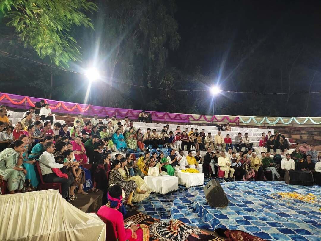 पर्यटक स्वागत केंद्र छत्री रोड पर सांस्कृतिक कार्यक्रमों और प्रतियोगिताओं का भव्य आयोजन
जिला पुरातत्व, पर्यटन एवं संस्कृति परिषद शिवपुरी के तत्वाधान में पर्यटक स्वागत केंद्र, छत्री रोड पर गतदिवस विभिन्न आकर्षक प्रतियोगिताओं एवं सांस्कृतिक कार्यक्रमों का भव्य आयोजन सफलतापूर्वक संपन्न हुआ।
जिला पुरातत्व, पर्यटन एवं संस्कृति परिषद के नोडल अधिकारी श्री पुष्कल प्रताप सिंह की पहल एवं समन्वय से आयोजित इस कार्यक्रम में 100 से अधिक प्रतिभागियों ने उत्साहपूर्वक भाग लिया।
आयोजन के तहत दोपहर 3 बजे से सायं 6 बजे तक विशेष रूप से मेहंदी एवं चित्रकला प्रतियोगिता आयोजित की गई, जिसमें प्रतिभागियों ने अपनी कला का उत्कृष्ट प्रदर्शन किया। इसके पश्चात सायं 6.30 बजे से रंगारंग सांस्कृतिक कार्यक्रमों की शुरुआत हुई। इस दौरान जूनियर एवं सीनियर वर्ग की नृत्य प्रतियोगिताओं के साथ-साथ देशभक्ति गीत, धार्मिक गीत और लोकगीत गायन के आकर्षक कार्यक्रम प्रस्तुत किए गए, जिससे पूरा परिसर सांस्कृतिक रंगों से सराबोर नजर आया।
CM Madhya Pradesh
Department of Tourism, MP
#shivpuri