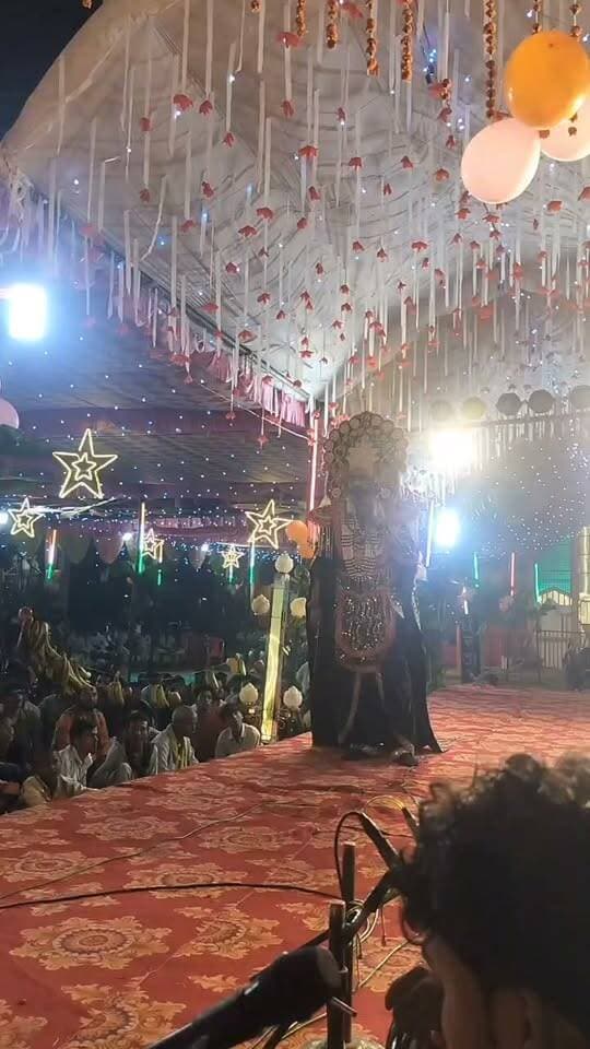 फतेहपुर के हसवा में रामलीला का भव्य मंचन, हनुमान ने जलाई सोने की लंका
226 साल पुरानी परंपरा में दिखा सीता की खोज से लंका दहन तक का प्रसंग
सैकड़ों गांवों से पहुंचे श्रद्धालु, जय श्रीराम और जय हनुमान के जयकारों से गूंजा रामलीला मैदान
फतेहपुर, 29 अक्टूबर 2026। उत्तर प्रदेश के फतेहपुर जिले के हसवा कस्बे में आयोजित ऐतिहासिक रामलीला के सातवें दिन बुधवार की रात लंका दहन की लीला का भव्य मंचन किया गया। श्री स्वामी चंद दास रामलीला कमेटी के तत्वावधान में आयोजित इस 10 दिवसीय रामलीला में कलाकारों ने भगवान श्रीराम की ओर से माता सीता की खोज, हनुमान के लंका पहुंचने और रावण की सोने की लंका जलाने तक के प्रसंगों को जीवंत कर दिया। आयोजन को देखने के लिए आसपास के सैकड़ों गांवों से श्रद्धालु रामलीला मैदान पहुंचे।
शबरी के आश्रम से शुरू हुई सीता की खोज
श्री रामचरितमानस की वंदना के साथ सातवें दिन की लीला प्रारंभ हुई। मंचन में भगवान श्रीराम और लक्ष्मण के कुटिया लौटने पर माता सीता के नहीं मिलने का प्रसंग दिखाया गया। इसके बाद दोनों भाई सीता की खोज करते हुए शबरी के आश्रम पहुंचे, जहां शबरी ने उनकी वंदना कर बेर अर्पित किए।
आगे चलकर भगवान श्रीराम और लक्ष्मण की मुलाकात हनुमान से हुई। हनुमान ब्राह्मण का वेश धारण कर उनके पास पहुंचे और परिचय जानने के बाद उन्हें किष्किंधा पर्वत ले गए। यहां भगवान श्रीराम और सुग्रीव की अग्नि को साक्षी मानकर मित्रता हुई। इसके बाद सुग्रीव की सहायता से बालि वध और अंगद के श्रीराम की शरण में आने का प्रसंग मंचित किया गया।
हनुमान ने अशोक वाटिका में माता सीता को खोजा
सुग्रीव के निर्देश पर वानर और भालू सेना चारों दिशाओं में माता सीता की खोज के लिए रवाना हुई। जटायु के भाई संपाति से जानकारी मिलने के बाद हनुमान समुद्र पार कर लंका पहुंचे। वहां अशोक वाटिका में माता सीता से मुलाकात कर उन्होंने भगवान श्रीराम की मुद्रिका दी और प्रभु का संदेश सुनाया। माता सीता ने पहचान के रूप में अपनी चूड़ामणि हनुमान को सौंपी।
इसके बाद हनुमान ने अशोक वाटिका में फल खाए और पेड़ों को उखाड़ दिया। रावण के पुत्र अक्षय कुमार का वध करने के बाद मेघनाद उन्हें बंदी बनाकर दरबार में ले गया। दरबार में हनुमान की पूंछ में आग लगाने का निर्णय लिया गया। इसके बाद हनुमान ने लंका के विभिन्न हिस्सों में आग लगाकर लंका दहन का दृश्य प्रस्तुत किया। अंत में समुद्र में पूंछ की आग बुझाकर वह श्रीराम के शिविर लौटे और माता सीता की जानकारी दी। मैदान जयकारों से गूंज उठा।
कमेटी और पुलिस प्रशासन रहा मौजूद
रामलीला कमेटी के अध्यक्ष पुष्पेंद्र सिंह, उपाध्यक्ष उदयभान सिंह सहित पदाधिकारी उपस्थित रहे। सुरक्षा व्यवस्था के लिए थाना प्रभारी शमशेर बहादुर सिंह, हसवा चौकी प्रभारी अमरीश मिश्रा तथा पुलिसकर्मी प्रवीन चौधरी और अजीत कुमार सहित अन्य कर्मचारी निगरानी करते रहे।
एनडी न्यूज़ की अपील: रामलीला जैसे सांस्कृतिक आयोजन हमारी धार्मिक परंपराओं और सामाजिक एकता को मजबूत करते हैं। आयोजक सुरक्षा, भीड़ प्रबंधन और अग्निशमन व्यवस्था का ध्यान रखें। श्रद्धालु अनुशासन बनाए रखें और बच्चों तथा बुजुर्गों की सुरक्षा में सहयोग करें। प्रशासन और आयोजन समिति के समन्वय से ऐसे कार्यक्रम शांतिपूर्ण एवं व्यवस्थित ढंग से संपन्न हो सकते हैं।
👇👇👇
#NDNews #दैनिकनिष्पक्षधारा #FatehpurNews #HaswaRamleela #लंका_दहन #जयश्रीराम #हनुमानजी #श्रीस्वामीचंददासरामलीला #फतेहपुर #Sham sherBahadurSingh #AmrishMishra
👇👇
@dgpup
@RSSorg
@UPGovt
@wpl1090
@RSSgeet
@Uppolice
@MIB_India
@PMOIndia
@HMOIndia
@abmanglik
@VHPDigital
@igrangealld
@myogioffice
@InfoDeptUP
@dmfatehpur
@sdmsadarftp
@CMOfficeUP
@CMOUP_RC
@UPPRD1948
@ChiefSecyUP
@ChiefSecyUP
@MahantYogiG
@FatehpurSdm
@fatehpurpolice
@BajrangDalOrg
@rashtrapatibhvn
@UPMahilaKalyan
@112UttarPradesh
@myogiadityanath
@CommissionerPrg
@ADGZonPrayagraj
👇👇👇
🟥 ND NEWS | दैनिक निष्पक्ष धारा
मुख्य संपादक/संस्थापक: राजन सिंह हाड़ा
सह-संपादक: शालिनी सिंह भदौरिया
रिपोर्ट: संबंधित जिला ब्यूरो
📅 दिनांक: 29 अक्टूबर 2026
📍 फतेहपुर: 1/1, अटल बिहारी चौराहा, नियर वर्मा चौराहा, UP–212601
📍 लखनऊ: विधानसभा रोड, बर्लिंगटन चौराहा, UP–226001
📍 दिल्ली: U158, विकास मार्ग, लक्ष्मी नगर, दिल्ली–110092
📧 ndnewschannel@gmail.com
📞 9696119696
संकल्प: निष्पक्ष पत्रकारिता, जनहित सर्वोपरि।