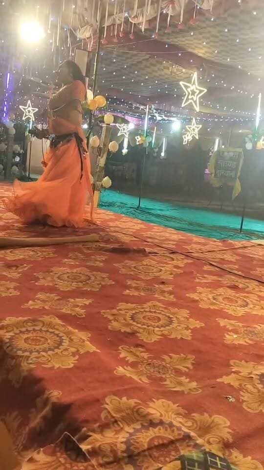 फतेहपुर के हसवा में रामलीला का भव्य मंचन, हनुमान ने जलाई सोने की लंका
226 साल पुरानी परंपरा में दिखा सीता की खोज से लंका दहन तक का प्रसंग
सैकड़ों गांवों से पहुंचे श्रद्धालु, जय श्रीराम और जय हनुमान के जयकारों से गूंजा रामलीला मैदान
फतेहपुर, 29 अक्टूबर 2026। उत्तर प्रदेश के फतेहपुर जिले के हसवा कस्बे में आयोजित ऐतिहासिक रामलीला के सातवें दिन बुधवार की रात लंका दहन की लीला का भव्य मंचन किया गया। श्री स्वामी चंद दास रामलीला कमेटी के तत्वावधान में आयोजित इस 10 दिवसीय रामलीला में कलाकारों ने भगवान श्रीराम की ओर से माता सीता की खोज, हनुमान के लंका पहुंचने और रावण की सोने की लंका जलाने तक के प्रसंगों को जीवंत कर दिया। आयोजन को देखने के लिए आसपास के सैकड़ों गांवों से श्रद्धालु रामलीला मैदान पहुंचे।
शबरी के आश्रम से शुरू हुई सीता की खोज
श्री रामचरितमानस की वंदना के साथ सातवें दिन की लीला प्रारंभ हुई। मंचन में भगवान श्रीराम और लक्ष्मण के कुटिया लौटने पर माता सीता के नहीं मिलने का प्रसंग दिखाया गया। इसके बाद दोनों भाई सीता की खोज करते हुए शबरी के आश्रम पहुंचे, जहां शबरी ने उनकी वंदना कर बेर अर्पित किए।
आगे चलकर भगवान श्रीराम और लक्ष्मण की मुलाकात हनुमान से हुई। हनुमान ब्राह्मण का वेश धारण कर उनके पास पहुंचे और परिचय जानने के बाद उन्हें किष्किंधा पर्वत ले गए। यहां भगवान श्रीराम और सुग्रीव की अग्नि को साक्षी मानकर मित्रता हुई। इसके बाद सुग्रीव की सहायता से बालि वध और अंगद के श्रीराम की शरण में आने का प्रसंग मंचित किया गया।
हनुमान ने अशोक वाटिका में माता सीता को खोजा
सुग्रीव के निर्देश पर वानर और भालू सेना चारों दिशाओं में माता सीता की खोज के लिए रवाना हुई। जटायु के भाई संपाति से जानकारी मिलने के बाद हनुमान समुद्र पार कर लंका पहुंचे। वहां अशोक वाटिका में माता सीता से मुलाकात कर उन्होंने भगवान श्रीराम की मुद्रिका दी और प्रभु का संदेश सुनाया। माता सीता ने पहचान के रूप में अपनी चूड़ामणि हनुमान को सौंपी।
इसके बाद हनुमान ने अशोक वाटिका में फल खाए और पेड़ों को उखाड़ दिया। रावण के पुत्र अक्षय कुमार का वध करने के बाद मेघनाद उन्हें बंदी बनाकर दरबार में ले गया। दरबार में हनुमान की पूंछ में आग लगाने का निर्णय लिया गया। इसके बाद हनुमान ने लंका के विभिन्न हिस्सों में आग लगाकर लंका दहन का दृश्य प्रस्तुत किया। अंत में समुद्र में पूंछ की आग बुझाकर वह श्रीराम के शिविर लौटे और माता सीता की जानकारी दी। मैदान जयकारों से गूंज उठा।
कमेटी और पुलिस प्रशासन रहा मौजूद
रामलीला कमेटी के अध्यक्ष पुष्पेंद्र सिंह, उपाध्यक्ष उदयभान सिंह सहित पदाधिकारी उपस्थित रहे। सुरक्षा व्यवस्था के लिए थाना प्रभारी शमशेर बहादुर सिंह, हसवा चौकी प्रभारी अमरीश मिश्रा तथा पुलिसकर्मी प्रवीन चौधरी और अजीत कुमार सहित अन्य कर्मचारी निगरानी करते रहे।
एनडी न्यूज़ की अपील: रामलीला जैसे सांस्कृतिक आयोजन हमारी धार्मिक परंपराओं और सामाजिक एकता को मजबूत करते हैं। आयोजक सुरक्षा, भीड़ प्रबंधन और अग्निशमन व्यवस्था का ध्यान रखें। श्रद्धालु अनुशासन बनाए रखें और बच्चों तथा बुजुर्गों की सुरक्षा में सहयोग करें। प्रशासन और आयोजन समिति के समन्वय से ऐसे कार्यक्रम शांतिपूर्ण एवं व्यवस्थित ढंग से संपन्न हो सकते हैं।
👇👇👇
#NDNews #दैनिकनिष्पक्षधारा #FatehpurNews #HaswaRamleela #लंका_दहन #जयश्रीराम #हनुमानजी #श्रीस्वामीचंददासरामलीला #फतेहपुर #Sham sherBahadurSingh #AmrishMishra
👇👇
@dgpup
@RSSorg
@UPGovt
@wpl1090
@RSSgeet
@Uppolice
@MIB_India
@PMOIndia
@HMOIndia
@abmanglik
@VHPDigital
@igrangealld
@myogioffice
@InfoDeptUP
@dmfatehpur
@sdmsadarftp
@CMOfficeUP
@CMOUP_RC
@UPPRD1948
@ChiefSecyUP
@ChiefSecyUP
@MahantYogiG
@FatehpurSdm
@fatehpurpolice
@BajrangDalOrg
@rashtrapatibhvn
@UPMahilaKalyan
@112UttarPradesh
@myogiadityanath
@CommissionerPrg
@ADGZonPrayagraj
👇👇👇
🟥 ND NEWS | दैनिक निष्पक्ष धारा
मुख्य संपादक/संस्थापक: राजन सिंह हाड़ा
सह-संपादक: शालिनी सिंह भदौरिया
रिपोर्ट: संबंधित जिला ब्यूरो
📅 दिनांक: 29 अक्टूबर 2026
📍 फतेहपुर: 1/1, अटल बिहारी चौराहा, नियर वर्मा चौराहा, UP–212601
📍 लखनऊ: विधानसभा रोड, बर्लिंगटन चौराहा, UP–226001
📍 दिल्ली: U158, विकास मार्ग, लक्ष्मी नगर, दिल्ली–110092
📧 ndnewschannel@gmail.com
📞 9696119696
संकल्प: निष्पक्ष पत्रकारिता, जनहित सर्वोपरि।