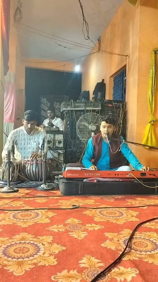 फतेहपुर के हसवा में रामलीला का भव्य मंचन, हनुमान ने जलाई सोने की लंका
226 साल पुरानी परंपरा में दिखा सीता की खोज से लंका दहन तक का प्रसंग
सैकड़ों गांवों से पहुंचे श्रद्धालु, जय श्रीराम और जय हनुमान के जयकारों से गूंजा रामलीला मैदान
फतेहपुर, 29 अक्टूबर 2026। उत्तर प्रदेश के फतेहपुर जिले के हसवा कस्बे में आयोजित ऐतिहासिक रामलीला के सातवें दिन बुधवार की रात लंका दहन की लीला का भव्य मंचन किया गया। श्री स्वामी चंद दास रामलीला कमेटी के तत्वावधान में आयोजित इस 10 दिवसीय रामलीला में कलाकारों ने भगवान श्रीराम की ओर से माता सीता की खोज, हनुमान के लंका पहुंचने और रावण की सोने की लंका जलाने तक के प्रसंगों को जीवंत कर दिया। आयोजन को देखने के लिए आसपास के सैकड़ों गांवों से श्रद्धालु रामलीला मैदान पहुंचे।
शबरी के आश्रम से शुरू हुई सीता की खोज
श्री रामचरितमानस की वंदना के साथ सातवें दिन की लीला प्रारंभ हुई। मंचन में भगवान श्रीराम और लक्ष्मण के कुटिया लौटने पर माता सीता के नहीं मिलने का प्रसंग दिखाया गया। इसके बाद दोनों भाई सीता की खोज करते हुए शबरी के आश्रम पहुंचे, जहां शबरी ने उनकी वंदना कर बेर अर्पित किए।
आगे चलकर भगवान श्रीराम और लक्ष्मण की मुलाकात हनुमान से हुई। हनुमान ब्राह्मण का वेश धारण कर उनके पास पहुंचे और परिचय जानने के बाद उन्हें किष्किंधा पर्वत ले गए। यहां भगवान श्रीराम और सुग्रीव की अग्नि को साक्षी मानकर मित्रता हुई। इसके बाद सुग्रीव की सहायता से बालि वध और अंगद के श्रीराम की शरण में आने का प्रसंग मंचित किया गया।
हनुमान ने अशोक वाटिका में माता सीता को खोजा
सुग्रीव के निर्देश पर वानर और भालू सेना चारों दिशाओं में माता सीता की खोज के लिए रवाना हुई। जटायु के भाई संपाति से जानकारी मिलने के बाद हनुमान समुद्र पार कर लंका पहुंचे। वहां अशोक वाटिका में माता सीता से मुलाकात कर उन्होंने भगवान श्रीराम की मुद्रिका दी और प्रभु का संदेश सुनाया। माता सीता ने पहचान के रूप में अपनी चूड़ामणि हनुमान को सौंपी।
इसके बाद हनुमान ने अशोक वाटिका में फल खाए और पेड़ों को उखाड़ दिया। रावण के पुत्र अक्षय कुमार का वध करने के बाद मेघनाद उन्हें बंदी बनाकर दरबार में ले गया। दरबार में हनुमान की पूंछ में आग लगाने का निर्णय लिया गया। इसके बाद हनुमान ने लंका के विभिन्न हिस्सों में आग लगाकर लंका दहन का दृश्य प्रस्तुत किया। अंत में समुद्र में पूंछ की आग बुझाकर वह श्रीराम के शिविर लौटे और माता सीता की जानकारी दी। मैदान जयकारों से गूंज उठा।
कमेटी और पुलिस प्रशासन रहा मौजूद
रामलीला कमेटी के अध्यक्ष पुष्पेंद्र सिंह, उपाध्यक्ष उदयभान सिंह सहित पदाधिकारी उपस्थित रहे। सुरक्षा व्यवस्था के लिए थाना प्रभारी शमशेर बहादुर सिंह, हसवा चौकी प्रभारी अमरीश मिश्रा तथा पुलिसकर्मी प्रवीन चौधरी और अजीत कुमार सहित अन्य कर्मचारी निगरानी करते रहे।
एनडी न्यूज़ की अपील: रामलीला जैसे सांस्कृतिक आयोजन हमारी धार्मिक परंपराओं और सामाजिक एकता को मजबूत करते हैं। आयोजक सुरक्षा, भीड़ प्रबंधन और अग्निशमन व्यवस्था का ध्यान रखें। श्रद्धालु अनुशासन बनाए रखें और बच्चों तथा बुजुर्गों की सुरक्षा में सहयोग करें। प्रशासन और आयोजन समिति के समन्वय से ऐसे कार्यक्रम शांतिपूर्ण एवं व्यवस्थित ढंग से संपन्न हो सकते हैं।
👇👇👇
#NDNews #दैनिकनिष्पक्षधारा #FatehpurNews #HaswaRamleela #लंका_दहन #जयश्रीराम #हनुमानजी #श्रीस्वामीचंददासरामलीला #फतेहपुर #Sham sherBahadurSingh #AmrishMishra
👇👇
@dgpup
@RSSorg
@UPGovt
@wpl1090
@RSSgeet
@Uppolice
@MIB_India
@PMOIndia
@HMOIndia
@abmanglik
@VHPDigital
@igrangealld
@myogioffice
@InfoDeptUP
@dmfatehpur
@sdmsadarftp
@CMOfficeUP
@CMOUP_RC
@UPPRD1948
@ChiefSecyUP
@ChiefSecyUP
@MahantYogiG
@FatehpurSdm
@fatehpurpolice
@BajrangDalOrg
@rashtrapatibhvn
@UPMahilaKalyan
@112UttarPradesh
@myogiadityanath
@CommissionerPrg
@ADGZonPrayagraj
👇👇👇
🟥 ND NEWS | दैनिक निष्पक्ष धारा
मुख्य संपादक/संस्थापक: राजन सिंह हाड़ा
सह-संपादक: शालिनी सिंह भदौरिया
रिपोर्ट: संबंधित जिला ब्यूरो
📅 दिनांक: 29 अक्टूबर 2026
📍 फतेहपुर: 1/1, अटल बिहारी चौराहा, नियर वर्मा चौराहा, UP–212601
📍 लखनऊ: विधानसभा रोड, बर्लिंगटन चौराहा, UP–226001
📍 दिल्ली: U158, विकास मार्ग, लक्ष्मी नगर, दिल्ली–110092
📧 ndnewschannel@gmail.com
📞 9696119696
संकल्प: निष्पक्ष पत्रकारिता, जनहित सर्वोपरि।