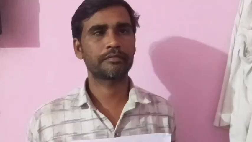 फतेहपुर: पारिवारिक विवाद में निष्पक्ष जांच की मांग, एसपी से सुरक्षा की गुहार
खखरेरू क्षेत्र के मोहम्मद याकूब ने अधिकारियों को दिया प्रार्थना पत्र, अनावश्यक उत्पीड़न से राहत मांगी
फैमिली कोर्ट में विचाराधीन है वैवाहिक विवाद, शिकायतों पर तथ्यों के आधार पर कार्रवाई की अपील
फतेहपुर | 29 अक्टूबर 2026 | ND NEWS | दैनिक निष्पक्ष धारा
फतेहपुर। उत्तर प्रदेश के फतेहपुर जिले में पारिवारिक विवाद से जुड़े एक मामले में खखरेरू थाना क्षेत्र के निवासी मोहम्मद याकूब ने पुलिस अधीक्षक को प्रार्थना पत्र देकर निष्पक्ष जांच और अनावश्यक उत्पीड़न से सुरक्षा प्रदान करने की मांग की है। उनका कहना है कि पत्नी के साथ वैवाहिक विवाद का मामला जिला न्यायालय स्थित फैमिली कोर्ट में विचाराधीन है। इसके बावजूद उन्हें निराधार आरोपों के माध्यम से मानसिक रूप से परेशान किए जाने की आशंका है। हालांकि, प्रार्थना पत्र में लगाए गए आरोपों की स्वतंत्र पुष्टि और पुलिस का आधिकारिक पक्ष सामने आना बाकी है।
न्यायालय में विचाराधीन है वैवाहिक विवाद
प्रार्थना पत्र के अनुसार, मोहम्मद याकूब पुत्र मासूक ग्राम पौली, थाना खखरेरू, जनपद फतेहपुर के निवासी हैं। उन्होंने स्वयं को गरीब मजदूर और बेरोजगार बताते हुए कहा है कि उनके और उनकी पत्नी के बीच वैवाहिक विवाद से संबंधित मुकदमा जिला न्यायालय के फैमिली कोर्ट में विचाराधीन है।
आवेदन में वाद संख्या 6772/23 का उल्लेख किया गया है। याकूब का कहना है कि वह कानून का सम्मान करते हैं और न्यायालय की प्रक्रिया में विश्वास रखते हैं। उनका अनुरोध है कि न्यायालय में लंबित मामले के संबंध में सभी पक्षों की बात सुनकर तथ्यों के आधार पर ही उचित निर्णय लिया जाए।
एसपी से निष्पक्ष जांच कराने की मांग
मोहम्मद याकूब ने पुलिस अधीक्षक को संबोधित प्रार्थना पत्र में आरोप लगाया है कि उनके विरुद्ध निराधार शिकायतों के जरिए मानसिक दबाव बनाया जा रहा है। उन्होंने आशंका जताई है कि बिना समुचित जांच के एकतरफा कार्रवाई होने से उन्हें परेशानी का सामना करना पड़ सकता है।
उन्होंने पुलिस प्रशासन से अनुरोध किया है कि उनके विरुद्ध प्राप्त किसी भी शिकायत की निष्पक्ष जांच कराई जाए। साथ ही, उपलब्ध साक्ष्यों और संबंधित पक्षों के बयान के आधार पर ही नियमानुसार कार्रवाई सुनिश्चित की जाए।
प्रार्थी ने अनावश्यक उत्पीड़न से राहत दिलाने और आवश्यकता के अनुसार सुरक्षा प्रदान करने की भी मांग की है। प्रार्थना पत्र पर पुलिस प्रशासन की ओर से क्या कार्रवाई की गई है, इसकी जानकारी फिलहाल उपलब्ध नहीं है।
निष्पक्ष जांच से स्पष्ट होगी स्थिति
पारिवारिक विवादों में दोनों पक्षों की बात सुनना, उपलब्ध साक्ष्यों की जांच करना और कानूनी प्रक्रिया का पालन करना महत्वपूर्ण है। किसी भी पक्ष के आरोपों को जांच पूरी होने से पहले प्रमाणित तथ्य मानना उचित नहीं है।
ND NEWS की अपील: पुलिस प्रशासन से अनुरोध है कि प्रार्थना पत्र पर नियमानुसार विचार कर निष्पक्ष जांच सुनिश्चित करे। संबंधित पक्षों से भी अपील है कि विवाद का समाधान कानूनी प्रक्रिया और आपसी संवाद के माध्यम से करने का प्रयास करें। किसी भी पक्ष को धमकी देने, दबाव बनाने या सोशल मीडिया पर अपुष्ट आरोप प्रसारित करने से बचना चाहिए।
मामले में आगे की स्थिति जांच और संबंधित अधिकारियों की आधिकारिक प्रतिक्रिया के बाद ही स्पष्ट हो सकेगी।
👇👇
@dgpup
@RSSorg
@UPGovt
@wpl1090
@RSSgeet
@Uppolice
@MIB_India
@PMOIndia
@HMOIndia
@abmanglik
@VHPDigital
@igrangealld
@myogioffice
@InfoDeptUP
@dmfatehpur
@sdmsadarftp
@CMOfficeUP
@CMOUP_RC
@UPPRD1948
@ChiefSecyUP
@ChiefSecyUP
@MahantYogiG
@FatehpurSdm
@fatehpurpolice
@BajrangDalOrg
@rashtrapatibhvn
@UPMahilaKalyan
@112UttarPradesh
@myogiadityanath
@CommissionerPrg
@ADGZonPrayagraj
👇👇👇
#NDNews #दैनिकनिष्पक्षधारा #FatehpurNews #FatehpurPolice #UPPolice #Khakhreru #निष्पक्षजांच #कानूनीन्याय #जनहित #पुलिसप्रशासन
👇👇👇
🟥 ND NEWS | दैनिक निष्पक्ष धारा
मुख्य संपादक/संस्थापक: राजन सिंह हाड़ा
सह-संपादक: शालिनी सिंह भदौरिया
रिपोर्ट: संबंधित जिला ब्यूरो
📅 दिनांक: 29 अक्टूबर 2026
📍 फतेहपुर: 1/1, अटल बिहारी चौराहा, नियर वर्मा चौराहा, UP–212601
📍 लखनऊ: विधानसभा रोड, बर्लिंगटन चौराहा, UP–226001
📍 दिल्ली: U158, विकास मार्ग, लक्ष्मी नगर, दिल्ली–110092
📧 ndnewschannel@gmail.com
📞 9696119696
संकल्प: निष्पक्ष पत्रकारिता, जनहित सर्वोपरि।