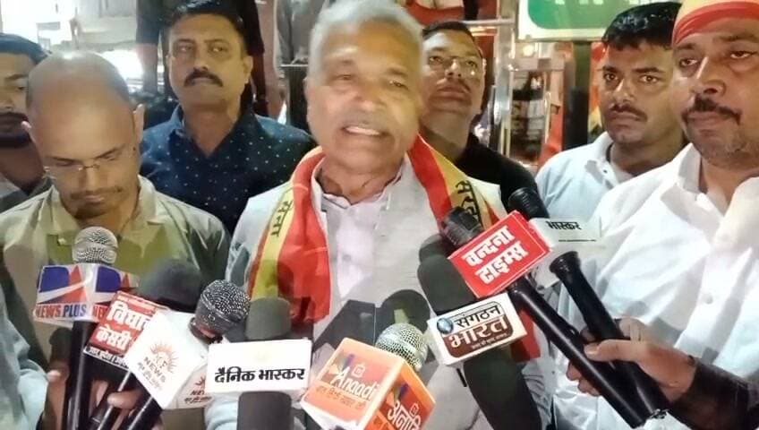फतेहपुर में ‘माह-ए-सरदार’ के तहत दीपोत्सव, सरदार पटेल को दी श्रद्धांजलि
562 दीपों से राष्ट्रीय एकता का संदेश, 151वीं जयंती पर घरों में दीप जलाने की अपील
चंद्रभान यादव और वीरेंद्र सिंह पटेल बोले— सरदार पटेल के विचारों को जन-जन तक पहुंचाना जरूरी
फतेहपुर, 29 अक्टूबर 2026। भारत के लौह पुरुष सरदार वल्लभभाई पटेल की 151वीं जयंती के उपलक्ष्य में फतेहपुर में ‘माह-ए-सरदार’ के तहत दीप प्रज्वलन कार्यक्रम आयोजित किया गया। आयोजकों ने दीप जलाकर देश की एकता, अखंडता और सामाजिक सद्भाव का संदेश दिया। इस दौरान लोगों से 31 अक्टूबर तक अपने घरों में 151 दीप जलाकर सरदार पटेल की जयंती को हर्षोल्लास से मनाने की अपील की गई।
दीप प्रज्वलन के जरिए एकता का संदेश
कार्यक्रम में सरदार पटेल शोध संस्थान के जनरल सेक्रेटरी चंद्रभान यादव ने कहा कि सरदार वल्लभभाई पटेल ने देश की रियासतों के एकीकरण में ऐतिहासिक भूमिका निभाई थी। उनके अदम्य साहस, दृढ़ इच्छाशक्ति और राष्ट्र के प्रति समर्पण ने भारत की एकता को मजबूत आधार दिया।
चंद्रभान यादव के मुताबिक, कार्यक्रम के माध्यम से लोगों को सरदार पटेल के योगदान और उनके विचारों से जोड़ने का प्रयास किया गया। उन्होंने कहा कि सरदार पटेल ने समाज के विभिन्न वर्गों के अधिकारों और राष्ट्रहित को महत्व दिया। उनके विचार आज भी राष्ट्रीय एकता और सामाजिक समरसता के लिए प्रासंगिक हैं।
562 दीप जलाकर किया स्मरण
कार्यक्रम में जनहित संकल्प पार्टी के बिंदकी प्रभारी वीरेंद्र सिंह पटेल ने कहा कि सरदार पटेल ने देश को एक सूत्र में पिरोने के लिए अपना जीवन समर्पित किया। उनके योगदान को याद रखना और नई पीढ़ी तक उनके विचार पहुंचाना समाज की जिम्मेदारी है।
आयोजकों ने कार्यक्रम में 562 दीप प्रज्वलित करने और ‘जय सरदार’ संदेश के माध्यम से श्रद्धा व्यक्त करने की जानकारी दी। वक्ताओं ने कहा कि महापुरुषों की जयंती केवल औपचारिक आयोजन तक सीमित नहीं रहनी चाहिए, बल्कि उनके आदर्शों को जीवन में अपनाने का संकल्प भी लिया जाना चाहिए।
31 अक्टूबर तक दीप जलाने की अपील
वक्ताओं ने लोगों से अपील की कि सरदार पटेल की 151वीं जयंती पर अपने घरों में 151 दीप जलाएं और परिवार तथा समाज के बीच राष्ट्रीय एकता का संदेश फैलाएं। उन्होंने युवाओं से महापुरुषों के इतिहास, संघर्ष और राष्ट्र निर्माण में उनके योगदान को समझने का आह्वान किया।
ND NEWS की अपील: सरदार पटेल के आदर्शों को अपनाते हुए समाज में आपसी भाईचारा, सद्भाव और राष्ट्रीय एकता मजबूत करें। दीप जलाते समय अग्नि सुरक्षा का ध्यान रखें और बच्चों को जलते दीपों से दूर रखें।
👇👇👇
#NDNews #दैनिकनिष्पक्षधारा #SardarPatel #151वीं_जयंती #माहएसरदार #जयसरदार #राष्ट्रीयएकता #फतेहपुर #चंद्रभानयादव #वीरेंद्रसिंहपटेल #JanhitSankalpParty
👇👇
@dgpup
@RSSorg
@UPGovt
@wpl1090
@RSSgeet
@Uppolice
@MIB_India
@PMOIndia
@HMOIndia
@abmanglik
@VHPDigital
@igrangealld
@myogioffice
@InfoDeptUP
@dmfatehpur
@sdmsadarftp
@CMOfficeUP
@CMOUP_RC
@UPPRD1948
@ChiefSecyUP
@ChiefSecyUP
@MahantYogiG
@FatehpurSdm
@fatehpurpolice
@BajrangDalOrg
@rashtrapatibhvn
@UPMahilaKalyan
@112UttarPradesh
@myogiadityanath
@CommissionerPrg
@ADGZonPrayagraj
@GovernmentIndia
👇👇👇
🟥 ND NEWS | दैनिक निष्पक्ष धारा
मुख्य संपादक/संस्थापक: राजन सिंह हाड़ा
सह-संपादक: शालिनी सिंह भदौरिया
रिपोर्ट: संबंधित जिला ब्यूरो
📅 दिनांक: 29 अक्टूबर 2026
📍 फतेहपुर: 1/1, अटल बिहारी चौराहा, नियर वर्मा चौराहा, UP–212601
📍 लखनऊ: विधानसभा रोड, बर्लिंगटन चौराहा, UP–226001
📍 दिल्ली: U158, विकास मार्ग, लक्ष्मी नगर, दिल्ली–110092
📧 ndnewschannel@gmail.com
📞 9696119696
संकल्प: निष्पक्ष पत्रकारिता, जनहित सर्वोपरि।