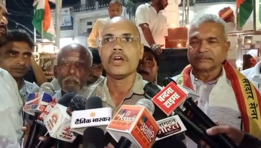 फतेहपुर में ‘माह-ए-सरदार’ के तहत दीपोत्सव, सरदार पटेल को दी श्रद्धांजलि
562 दीपों से राष्ट्रीय एकता का संदेश, 151वीं जयंती पर घरों में दीप जलाने की अपील
चंद्रभान यादव और वीरेंद्र सिंह पटेल बोले— सरदार पटेल के विचारों को जन-जन तक पहुंचाना जरूरी
फतेहपुर, 29 अक्टूबर 2026। भारत के लौह पुरुष सरदार वल्लभभाई पटेल की 151वीं जयंती के उपलक्ष्य में फतेहपुर में ‘माह-ए-सरदार’ के तहत दीप प्रज्वलन कार्यक्रम आयोजित किया गया। आयोजकों ने दीप जलाकर देश की एकता, अखंडता और सामाजिक सद्भाव का संदेश दिया। इस दौरान लोगों से 31 अक्टूबर तक अपने घरों में 151 दीप जलाकर सरदार पटेल की जयंती को हर्षोल्लास से मनाने की अपील की गई।
दीप प्रज्वलन के जरिए एकता का संदेश
कार्यक्रम में सरदार पटेल शोध संस्थान के जनरल सेक्रेटरी चंद्रभान यादव ने कहा कि सरदार वल्लभभाई पटेल ने देश की रियासतों के एकीकरण में ऐतिहासिक भूमिका निभाई थी। उनके अदम्य साहस, दृढ़ इच्छाशक्ति और राष्ट्र के प्रति समर्पण ने भारत की एकता को मजबूत आधार दिया।
चंद्रभान यादव के मुताबिक, कार्यक्रम के माध्यम से लोगों को सरदार पटेल के योगदान और उनके विचारों से जोड़ने का प्रयास किया गया। उन्होंने कहा कि सरदार पटेल ने समाज के विभिन्न वर्गों के अधिकारों और राष्ट्रहित को महत्व दिया। उनके विचार आज भी राष्ट्रीय एकता और सामाजिक समरसता के लिए प्रासंगिक हैं।
562 दीप जलाकर किया स्मरण
कार्यक्रम में जनहित संकल्प पार्टी के बिंदकी प्रभारी वीरेंद्र सिंह पटेल ने कहा कि सरदार पटेल ने देश को एक सूत्र में पिरोने के लिए अपना जीवन समर्पित किया। उनके योगदान को याद रखना और नई पीढ़ी तक उनके विचार पहुंचाना समाज की जिम्मेदारी है।
आयोजकों ने कार्यक्रम में 562 दीप प्रज्वलित करने और ‘जय सरदार’ संदेश के माध्यम से श्रद्धा व्यक्त करने की जानकारी दी। वक्ताओं ने कहा कि महापुरुषों की जयंती केवल औपचारिक आयोजन तक सीमित नहीं रहनी चाहिए, बल्कि उनके आदर्शों को जीवन में अपनाने का संकल्प भी लिया जाना चाहिए।
31 अक्टूबर तक दीप जलाने की अपील
वक्ताओं ने लोगों से अपील की कि सरदार पटेल की 151वीं जयंती पर अपने घरों में 151 दीप जलाएं और परिवार तथा समाज के बीच राष्ट्रीय एकता का संदेश फैलाएं। उन्होंने युवाओं से महापुरुषों के इतिहास, संघर्ष और राष्ट्र निर्माण में उनके योगदान को समझने का आह्वान किया।
ND NEWS की अपील: सरदार पटेल के आदर्शों को अपनाते हुए समाज में आपसी भाईचारा, सद्भाव और राष्ट्रीय एकता मजबूत करें। दीप जलाते समय अग्नि सुरक्षा का ध्यान रखें और बच्चों को जलते दीपों से दूर रखें।
👇👇👇
#NDNews #दैनिकनिष्पक्षधारा #SardarPatel #151वीं_जयंती #माहएसरदार #जयसरदार #राष्ट्रीयएकता #फतेहपुर #चंद्रभानयादव #वीरेंद्रसिंहपटेल #JanhitSankalpParty
👇👇
@dgpup
@RSSorg
@UPGovt
@wpl1090
@RSSgeet
@Uppolice
@MIB_India
@PMOIndia
@HMOIndia
@abmanglik
@VHPDigital
@igrangealld
@myogioffice
@InfoDeptUP
@dmfatehpur
@sdmsadarftp
@CMOfficeUP
@CMOUP_RC
@UPPRD1948
@ChiefSecyUP
@ChiefSecyUP
@MahantYogiG
@FatehpurSdm
@fatehpurpolice
@BajrangDalOrg
@rashtrapatibhvn
@UPMahilaKalyan
@112UttarPradesh
@myogiadityanath
@CommissionerPrg
@ADGZonPrayagraj
@GovernmentIndia
👇👇👇
🟥 ND NEWS | दैनिक निष्पक्ष धारा
मुख्य संपादक/संस्थापक: राजन सिंह हाड़ा
सह-संपादक: शालिनी सिंह भदौरिया
रिपोर्ट: संबंधित जिला ब्यूरो
📅 दिनांक: 29 अक्टूबर 2026
📍 फतेहपुर: 1/1, अटल बिहारी चौराहा, नियर वर्मा चौराहा, UP–212601
📍 लखनऊ: विधानसभा रोड, बर्लिंगटन चौराहा, UP–226001
📍 दिल्ली: U158, विकास मार्ग, लक्ष्मी नगर, दिल्ली–110092
📧 ndnewschannel@gmail.com
📞 9696119696
संकल्प: निष्पक्ष पत्रकारिता, जनहित सर्वोपरि।