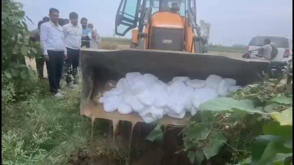Sambhal में तीन क्विंटल मिलावटी पनीर किया गया नष्ट आगामी त्यौहार पर खपाया जाना था पनीर। मातीपुर में एक निजी डेरी पर हुई है कार्यवाही।