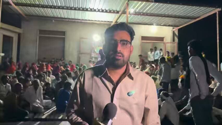 परबतसर विधानसभा के आखिरी गाँव रघुनाथपुरा में देर रात तक जमी चौपाल! 🔥
पूर्व सरपंच प्रतिनिधि कृपा राम जी धेड़ू सहित गाँव के सरपंच प्रत्याशियों, व वरिष्ठ बुजुर्गों एवं ग्रामीणों ने चौपाल में राखी कटारिया पत्नी पंकज कटारिया को अपना समर्थन और आशीर्वाद दिया।
रघुनाथपुरा की चौपाल में देर रात तक चला संवाद, मिला जनसमर्थन और बड़ों का आशीर्वाद।
📍 रघुनाथपुरा | परबतसर विधानसभा
📹 News Circle – Parbatsar