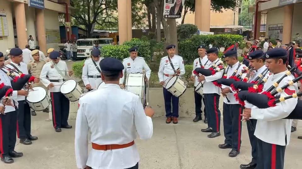 पुलिस शहीदी दिवस व राष्ट्रीय एकता दिवस के कार्यकर्मो के अंतर्गत पुलिस जवानों के शौर्य और बलिदानों के बारे विद्यार्थियों को किया गया जागरूक*
फरीदाबाद Rakesh Kumar पुलिस शहीदी दिवस एवं राष्ट्रीय एकता दिवस के उपलक्ष्य में फरीदाबाद पुलिस द्वारा आयोजित कार्यक्रमों की श्रृंखला के तहत विद्यार्थियों को पुलिस जवानों के शौर्य, साहस और सर्वोच्च बलिदान से रूबरू कराया गया। इस दौरान पुलिस लाइन सेक्टर-30 स्थित डीएवी पुलिस पब्लिक स्कूल में विद्यार्थियों को पुलिस जवानों के बलिदान और वीरता पर आधारित लघु फिल्म दिखाई गई। वहीं, हरियाणा पुलिस के पाइप बैंड ने सेक्टर-12, बल्लभगढ़ सहित विभिन्न स्थानों पर शानदार प्रस्तुति देकर पुलिस शहीदों को श्रद्धांजलि अर्पित की।
पुलिस प्रवक्ता अनुसार पुलिस महानिदेशक कार्यालय द्वारा निर्धारित कार्यक्रमों के तहत 21 से 31 अक्टूबर तक पुलिस शहीदी दिवस से राष्ट्रीय एकता दिवस तक विभिन्न कार्यक्रम आयोजित किये जा रहे हैं। इन कार्यक्रमों का उद्देश्य पुलिस के शहीद जवानों के अदम्य साहस, कर्तव्यनिष्ठा और देश की सुरक्षा के लिए दिए गए सर्वोच्च बलिदान को याद करने के साथ-साथ आमजन, विशेषकर युवाओं और विद्यार्थियों में देशभक्ति एवं राष्ट्रीय एकता की भावना को मजबूत करना है।
इसी कड़ी में डीएवी पुलिस पब्लिक स्कूल में विद्यार्थियों को लघु फिल्म के माध्यम से पुलिस जवानों की वीरता, संघर्ष और बलिदान की कहानियां दिखाई गईं। विद्यार्थियों को बताया गया कि देश की आंतरिक सुरक्षा और कानून-व्यवस्था बनाए रखने के लिए पुलिसकर्मी कठिन परिस्थितियों में भी पूरी निष्ठा से अपने कर्तव्यों का निर्वहन करते हैं और आवश्यकता पड़ने पर राष्ट्र की रक्षा के लिए अपना सर्वोच्च बलिदान देने से भी पीछे नहीं हटते।
वहीं, हरियाणा पुलिस के पाइप बैंड ने लघु सचिवालय, सेक्टर-12, राजा नहार सिंह पार्क बल्लभगढ़ और अन्य स्थानों पर अपनी मधुर बैंड धुनों की प्रस्तुति दी। इन प्रस्तुतियों के माध्यम से पुलिस शहीदों के प्रति सम्मान व्यक्त करते हुए उन्हें नमन किया गया और उनके बलिदान को याद किया गया।
फरीदाबाद पुलिस का यह प्रयास पुलिस जवानों की वीरगाथाओं को जन-जन तक पहुंचाने, नई पीढ़ी को उनके त्याग और कर्तव्यनिष्ठा से प्रेरित करने तथा समाज में देशभक्ति, राष्ट्रीय एकता और पुलिस के प्रति सम्मान की भावना को प्रोत्साहित करने की दिशा में महत्वपूर्ण पहल है।