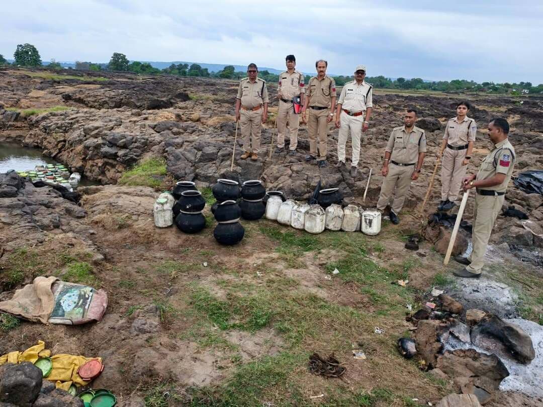 अवैध मदिरा निर्माण के अड्डों पर कार्रवाई, 3 हजार 500 किलोग्राम महुआ लाहन नष्ट
कलेक्टर श्री राहुल नामदेव धोटे के निर्देशन एवं जिला आबकारी अधिकारी श्री सतीश कश्यप के मार्गदर्शन में आबकारी विभाग द्वारा ग्राम गोंझी के आगे सहस्त्रधारा मार्ग पर नर्मदा नदी के किनारे अवैध मदिरा निर्माण के अड्डों पर दबिश दी गई।
कार्रवाई के दौरान 3 हजार 500 किलोग्राम महुआ लाहन नष्ट किया गया तथा 95 लीटर हाथ भट्टी से निर्मित कच्ची शराब जब्त की गई। मदिरा निर्माण में प्रयुक्त बर्तनों को भी मौके पर नष्ट किया गया। प्रकरण में अज्ञात आरोपियों के विरुद्ध चार मामले पंजीबद्ध किए गए हैं। जब्त मदिरा एवं लाहन की अनुमानित कीमत 3 लाख 64 हजार 250 रुपये है।
Jansampark Madhya Pradesh
CM Madhya Pradesh
#mandla