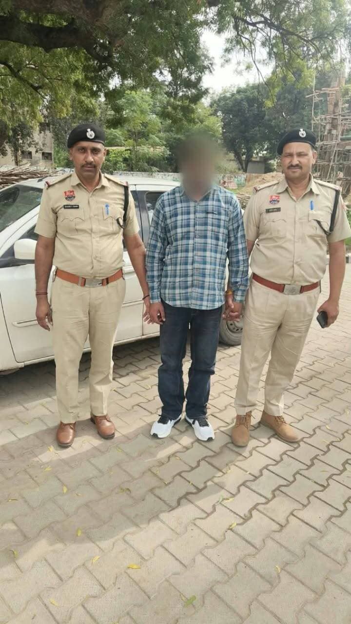 वर्ष 2017 के हत्या व आर्म्स एक्ट मामले में फरार भगौड़ा काबू, इस वर्ष अब तक 284 भगौड़ों पर कसा शिकंजा
पंचकूला/ 29 अक्टूबर:- पंचकूला पुलिस द्वारा फरार अपराधियों और अदालत की कार्रवाई से बचने वाले भगौड़ों के खिलाफ लगातार सख्त कार्रवाई की जा रही है। इसी अभियान के तहत पीओ स्टाफ की टीम ने वर्ष 2017 में थाना एमडीसी में हत्या व आर्म्स एक्ट के तहत दर्ज मामले में फरार चल रहे भगौड़े को काबू करने में सफलता हासिल की है।
डीसीपी क्राइम एंड ट्रैफिक आईपीएस अमरिंदर सिंह के अनुसार, आरोपी की पहचान हरजिंदर सिंह निवासी मोहाली, पंजाब के रूप में हुई है, जिसे इसी वर्ष जुलाई माह में भगौड़ा घोषित किया गया था। आरोपी के खिलाफ पंजाब में भी पहले से दो आपराधिक मामले दर्ज हैं। आरोपी को आज कोर्ट में पेश कर न्यायिक हिरासत भेज दिया है।
पुलिस कमिश्नर आईपीएस पंकज नैन के अनुसार, पंचकूला पुलिस की पीओ स्टाफ टीम द्वारा इस वर्ष अब तक कुल 284 भगौड़ों को काबू किया जा चुका है। इनमें हत्या के प्रयास, आर्म्स एक्ट, चेक बाउंस, चोरी और नशा तस्करी जैसे मामलों में शामिल आरोपी हैं। इनमें कई अपराधियों के खिलाफ एक से अधिक मामले दर्ज थे, जबकि कुछ आरोपी जमानत पर रिहा होने के बाद फरार हो गए थे। इस कार्रवाई का मुख्य उद्देश्य न्याय प्रणाली को सक्रिय बनाए रखना, फरार अपराधियों को कानून के दायरे में लाकर न्यायालय के समक्ष पेश करना और अपराध पर प्रभावी अंकुश लगाना है।
