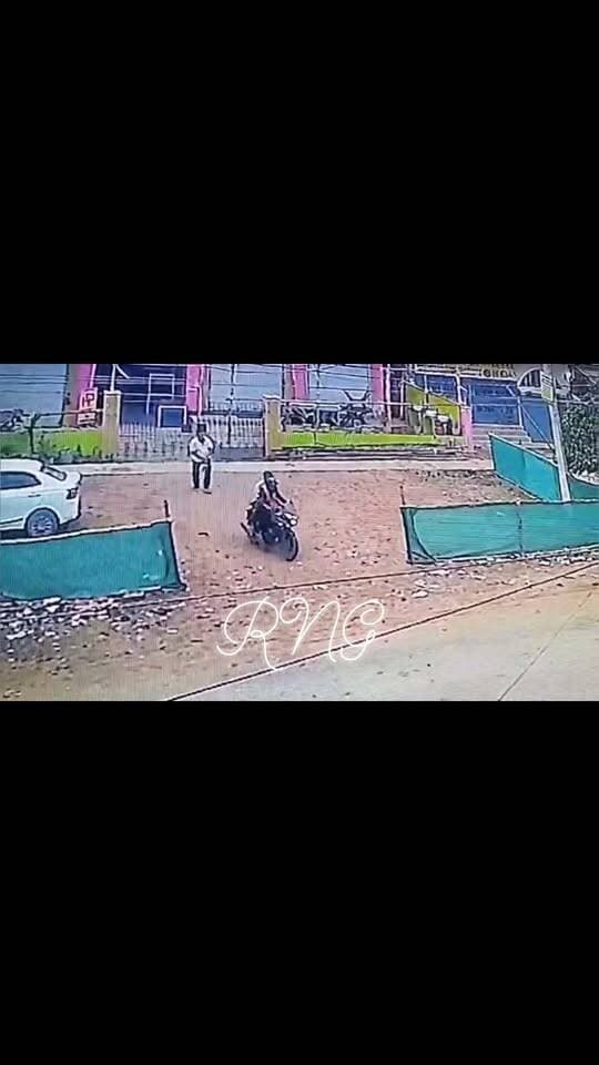 आरा नवादा थाना अंतर्गत चंदवा मोड़ के पास घटित घटना के संबंध में पुलिस की जांच एवं कार्रवाई।
दिनांक 29-10-2026 को नवादा थाना क्षेत्र अंतर्गत चंदवा मोड़ के निकट सुशील कुमार पांडे दूध लेने गए थे। दूध लेकर लौटने के क्रम में एक बाइक पर सवार दो अपराधियों द्वारा उनके गले से चेन छीनने का प्रयास किया गया। चेन छीनने में असफल होने पर भागने के क्रम में पीड़ित व्यक्ति द्वारा यह बताया गया कि अपराधियों द्वारा इस दौरान गोली चलाई गई थी।लिस
< इस मामले में पीड़ित द्वारा दिए गए आवेदन के आधार पर पुलिस ने त्वरित कार्रवाई करते हुए घटनास्थल का मुआयना किया था। घटनास्थल पर फायरिंग से संबंधित कोई साक्ष्य प्राप्त नहीं हुआ था।
अब इस मामले में सीसीटीवी फुटेज के गहन अवलोकन और आगे की वैज्ञानिक एवं तकनीकी अनुसंधान से यह पूरी तरह स्पष्ट हो गया है कि मौके पर फायरिंग की कोई घटना नहीं हुई थी। काजनधास
संकल्प हमारा
भोजपुर पुलिस अपराध नियंत्रण, त्वरित अनुसंधान और आम जनता की सुरक्षा के लिए पूरी तरह प्रतिबद्ध है। इस मामले में अन्य बिंदुओं पर अनुसंधान जारी है तथा दोषियों के खिलाफ सख्त कानूनी कार्रवाई की जा रही