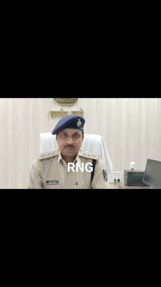 आरा नवादा थाना अंतर्गत चंदवा मोड़ के पास घटित घटना के संबंध में पुलिस की जांच एवं कार्रवाई।
दिनांक 29-10-2026 को नवादा थाना क्षेत्र अंतर्गत चंदवा मोड़ के निकट सुशील कुमार पांडे दूध लेने गए थे। दूध लेकर लौटने के क्रम में एक बाइक पर सवार दो अपराधियों द्वारा उनके गले से चेन छीनने का प्रयास किया गया। चेन छीनने में असफल होने पर भागने के क्रम में पीड़ित व्यक्ति द्वारा यह बताया गया कि अपराधियों द्वारा इस दौरान गोली चलाई गई थी।लिस
< इस मामले में पीड़ित द्वारा दिए गए आवेदन के आधार पर पुलिस ने त्वरित कार्रवाई करते हुए घटनास्थल का मुआयना किया था। घटनास्थल पर फायरिंग से संबंधित कोई साक्ष्य प्राप्त नहीं हुआ था।
अब इस मामले में सीसीटीवी फुटेज के गहन अवलोकन और आगे की वैज्ञानिक एवं तकनीकी अनुसंधान से यह पूरी तरह स्पष्ट हो गया है कि मौके पर फायरिंग की कोई घटना नहीं हुई थी। काजनधास
संकल्प हमारा
भोजपुर पुलिस अपराध नियंत्रण, त्वरित अनुसंधान और आम जनता की सुरक्षा के लिए पूरी तरह प्रतिबद्ध है। इस मामले में अन्य बिंदुओं पर अनुसंधान जारी है तथा दोषियों के खिलाफ सख्त कानूनी कार्रवाई की जा रही