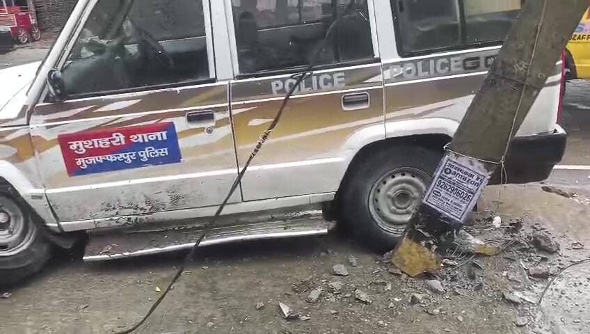 मुशहरी: मुजफ्फरपुर में मुशहरी थाना की गाड़ी बिजली के पोल से टकराई, पोल जड़ से उखड़ा
