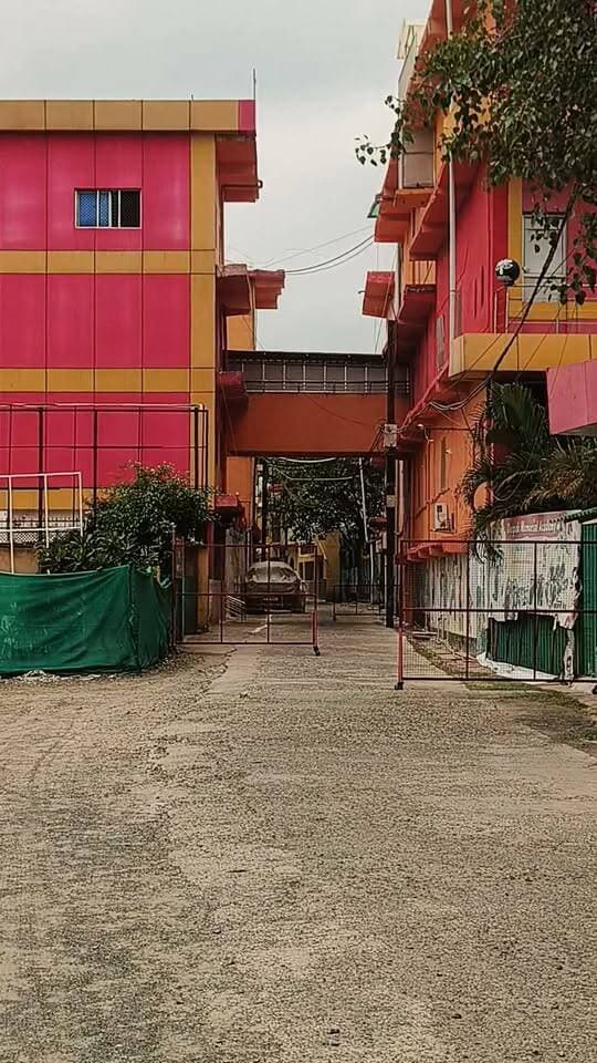मकरोनिया की इस स्कूल पर आखिर किसकी इतनी मेहरबानी है सरकारी रोड पर बीच रोड पे बैरिकेड ऊपर पक्का निर्माण यह अतिक्रमण नहीं दिखता क्या मेहरबानी है या किसी का निजी फायदा जो यह अतिक्रमण दिखाई नहीं दे रहा