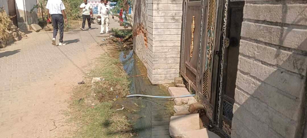 धनकोली में 17 साल का दबदबा टूटने के आसार, बुनियादी मुद्दों को लेकर ग्रामीणों में भारी आक्रोश
डीडवाना। जिले की मौलासर तहसील स्थित ऐतिहासिक धनकोली ग्राम पंचायत में आगामी पंचायत चुनाव को लेकर चुनावी सरगर्मियां चरम पर पहुंच गई हैं। कभी बड़े व्यापारिक केंद्र के रूप में अपनी पहचान रखने वाले इस गांव में इस बार सियासी फिजा बदली-बदली नजर आ रही है। पिछले 17 वर्षों (15 साल सरपंच व 2 साल प्रशासक) से एक ही परिवार के चले आ रहे दबदबे के खिलाफ ग्रामीणों ने इस बार आर-पार की लड़ाई का मन बना लिया है।मौलासर पंचायत समिति क्षेत्र में चौथे चरण में होने वाले मतदान से ठीक पहले राजस्थान की ग्राउंड रिपोर्ट में ग्रामीणों का गुस्सा खुलकर सामने आया। करीब 6,300 मतदाताओं वाली इस ग्राम पंचायत में विकास कार्यों की अनदेखी और जनप्रतिनिधियों की हठधर्मिता सबसे बड़ा चुनावी मुद्दा बन चुकी है।
*सड़कें ऊंची होने से घरों में घुसा पानी, पेयजल संकट गहराया*
ग्रामीणों ने आरोप लगाया कि गांव में बनाई गई सड़कें निर्माण खामियों के चलते अत्यधिक ऊंची हो गई हैं, जिससे आसपास बने मकान गहराई में आ गए हैं। मामूली बारिश या जल निकासी का पानी अब सीधे लोगों के घरों में घुस रहा है। इसके अलावा गांव की पुरानी पानी की टंकी पूरी तरह जर्जर हो चुकी है। ग्रामीणों का गंभीर आरोप है कि सरपंच द्वारा निर्माणाधीन नई पानी की टंकी के कार्य पर स्टे लगवाकर काम रुकवा दिया गया, जिससे पूरे गांव में पेयजल का हाहाकार मचा हुआ है।
*आम रास्ते पर डंपिंग यार्ड से बढ़ा बीमारियों का खतरा*
गांव के मुख्य आम रास्ते पर बनाए गए डंपिंग यार्ड को लेकर भी भारी जन आक्रोश है। रिहायशी इलाके और मुख्य मार्ग पर कचरा फेंके जाने से रोजाना गुजरने वाले हजारों राहगीरों को भयंकर बदबू का सामना करना पड़ता है। स्थानीय निवासियों का कहना है कि बदहाली और गंदगी के कारण गांव अपनी पुरानी व्यापारिक साख खो चुका है।
*इस बार बदलाव तय*
गांव के हर कोने से इस बार नेतृत्व परिवर्तन की आवाज उठ रही है। स्थानीय लोगों का कहना है कि 17 साल का लंबा मौका देने के बावजूद गांव मूलभूत सुविधाओं से वंचित रहा। ऐसे में इस बार का पंचायत चुनाव केवल प्रतिनिधि चुनने का नहीं, बल्कि गांव के अस्तित्व और विकास को पटरी पर लाने का चुनाव बन गया है।
कॉफी मुद्दे गांव के इस बार नजर आ रहे हैं साथ ही लोगों का यह भी आरोप है कि अब चुनाव आए हैं तो सरपंच साहब विकास कार्य करने में लगे हैं गांव में साफ सफाई करने में लगे हैं इतने दिन कहां थे।