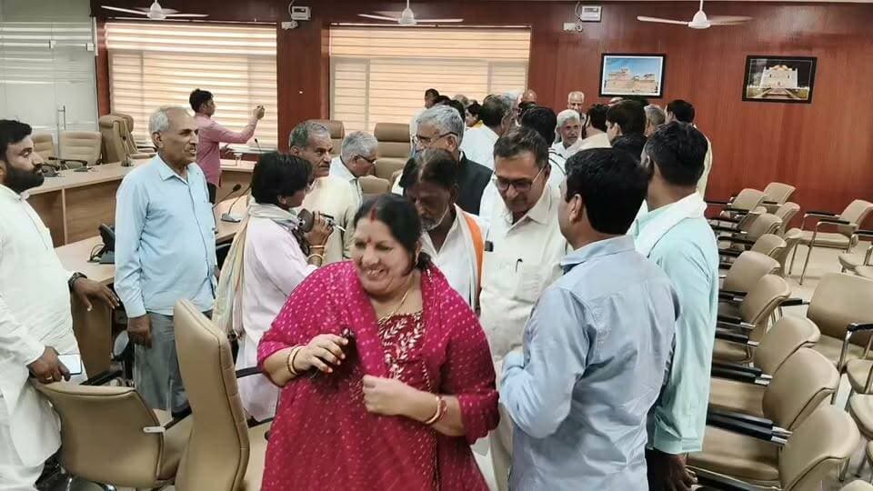 नारनौल PWD Rest House में प्रेस कॉन्फ्रेंस के बाद कांग्रेस पार्टी पदाधिकारी