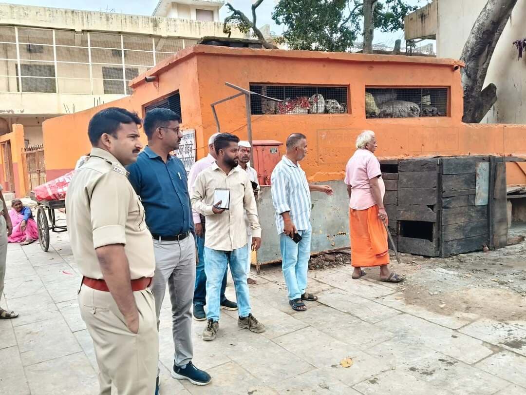 दीपावली अमावस्या मेले की तैयारियों को लेकर कलेक्टर एवं एसपी ने किया निरीक्षण
सतना चित्रकूट में 6 से 10 नवंबर 2026 तक आयोजित होने वाले दीपावली अमावस्या मेले की तैयारियों के दृष्टिगत कलेक्टर डॉ. सतीश कुमार एस एवं पुलिस अधीक्षक हंसराज सिंह गुरूवार को भी चित्रकूट क्षेत्र के भ्रमण पर रहे। इस दौरान उन्होंने कामतानाथ परिक्रमा मार्ग तथा रजौला बायपास रोड का जायजा लिया तथा मेले में आने वाले श्रद्धालुओं की सुविधा, यातायात व्यवस्था तथा सुगम आवागमन के दृष्टिगत संबंधित स्थलों की व्यवस्थाओं का अवलोकन किया। उन्होंने मेले के दौरान श्रद्धालुओं की संभावित भीड़ को देखते हुए आवश्यक व्यवस्थाएं सुनिश्चित करने के संबंध में संबंधित अधिकारियों को निर्देशित किया। निरीक्षण के दौरान एसडीएम महिपाल सिंह गुर्जर सहित संबंधित विभागों के अधिकारी उपस्थित रहे।