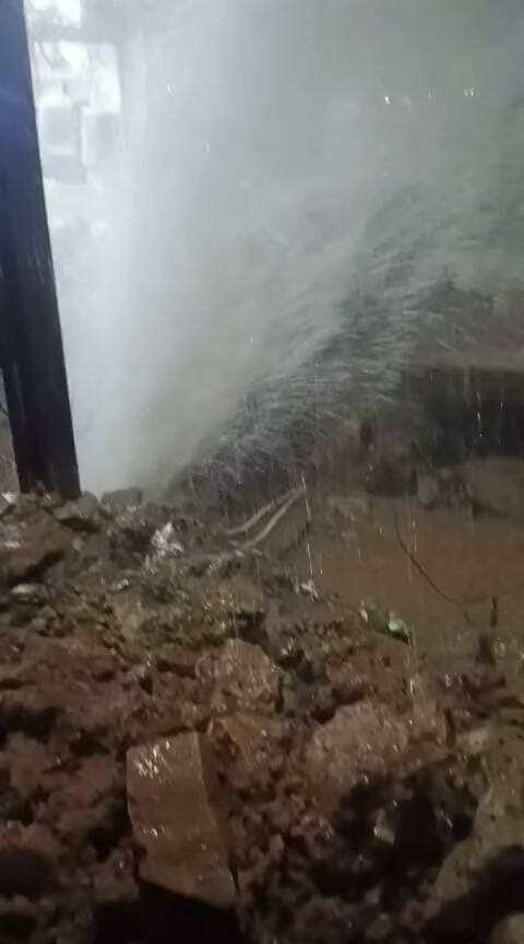 सतना जवाहर नगर गली नंबर एक में भरा पानी सतना से पटेरी जोड़ने वाली रास्ता 5 दिन से बन रही है पुलिया खोदने के कारण फटी पाइपलाइन घर और दुकानों में घुसा पानी
