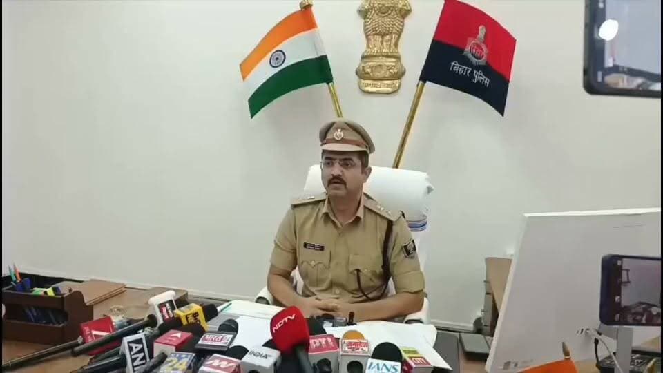 नालंदा में सिपाही अजीत की मौत का खुलासा, शराब माफिया पर फायरिंग का आरोप निकला गलत,महिला SI समेत 5 गिरफ्तार।
बिहार के नालंदा जिले में उत्पाद विभाग के सिपाही अजीत कुमार की गोली लगने से मौत के मामले में सनसनीखेज खुलासा हुआ है। शुरुआत में इस घटना में शराब माफियाओं पर फायरिंग का आरोप लगाया गया था, लेकिन पुलिस जांच में विभागीय टीम की ही भूमिका सामने आई है। मामले में उत्पाद विभाग की सब-इंस्पेक्टर पुष्पा कुमारी, दो होमगार्ड जवान, पटना से आए एक सिपाही और निजी वाहन के चालक समेत 5 लोगों को गिरफ्तार किया गया है।
नालंदा के आरक्षी अधीक्षक हृदय कांत के अनुसार, 14 अक्टूबर 2026 को पटना उत्पाद विभाग की टीम शराब तस्करों के खिलाफ छापेमारी करने नालंदा आई थी। टीम में सिपाही अजीत कुमार और सिपाही अमित कुमार शामिल थे। अभियान में सहयोग के लिए राजगीर उत्पाद विभाग की सब-इंस्पेक्टर पुष्पा कुमारी को भी अपनी टीम के साथ बुलाया गया था।
छापेमारी के दौरान पावापुरी थाना क्षेत्र में शराब से लदे एक पिकअप वैन का पीछा किया जा रहा था। इसी बीच एक काली स्कॉर्पियो भी टीम की गाड़ी का पीछा करने लगी। पुलिस के अनुसार, इसी दौरान पुष्पा कुमारी के निर्देश पर होमगार्ड जवानों ने अपने साथी की राइफल से तीन राउंड फायरिंग की। इस दौरान एक गोली सिपाही अजीत कुमार को लग गई।
घायल अजीत को पहले पावापुरी मेडिकल कॉलेज ले जाया गया। हालत गंभीर होने पर उन्हें पटना स्थित पीएमसीएच रेफर किया गया, जहां इलाज के दौरान उनकी मौत हो गई।
मामले की गंभीरता को देखते हुए नालंदा पुलिस ने 15 अक्टूबर को एसआईटी का गठन किया। जांच में पता चला कि घटना की जानकारी वरिष्ठ अधिकारियों को नहीं दी गई थी। आरोप है कि घटना में इस्तेमाल निजी वाहन को पटना ले जाया गया और शुरुआती तौर पर शराब माफियाओं पर फायरिंग का झूठा आरोप लगाया गया।
एसपी हृदय कांत ने बताया कि गिरफ्तार आरोपियों से पूछताछ में कई अहम पहलू सामने आए हैं, हालांकि कुछ बिंदुओं पर जांच अभी जारी है। अब सवाल उठ रहे हैं कि छापेमारी दल की कार्यप्रणाली क्या थी, फायरिंग के बाद सूचना क्यों छिपाई गई और क्या साक्ष्य मिटाने की कोशिश हुई। पुलिस इन सभी बिंदुओं पर जांच कर रही है।