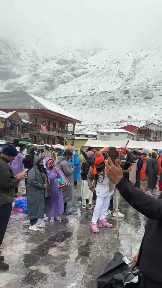 केदारनाथ में चारों तरफ बिछी बर्फ की चादर फिर भी काम नहीं हुआ का उत्साह।