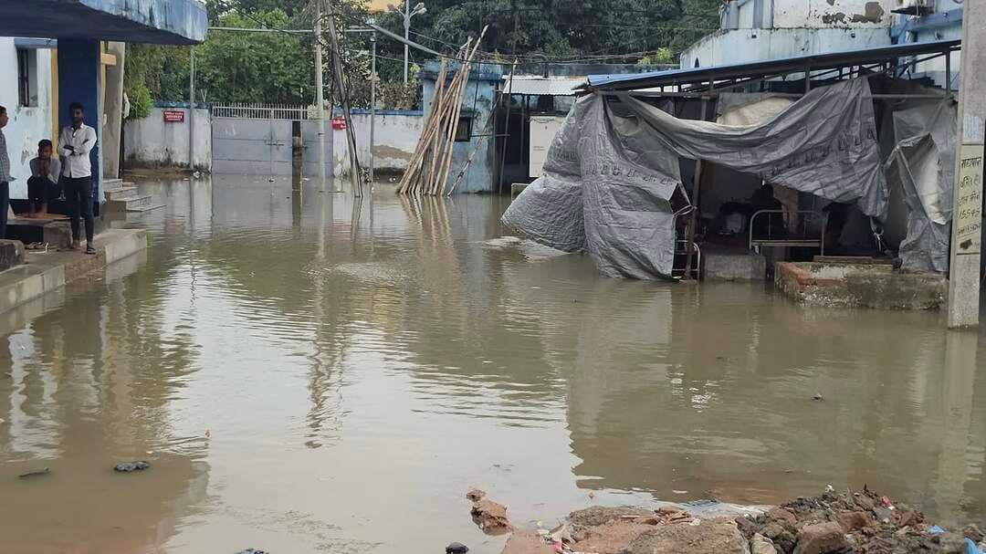 एसएनसीयू के समीप जलजमाव, नवजातों के परिजनों की बढ़ी परेशानी
जहानाबाद :
बेमौसम बारिश ने शहर की साफ-सफाई और जलनिकासी व्यवस्था की पोल खोल दी है। शहर की मुख्य सड़कों से लेकर विभिन्न मुहल्लों की गलियों तक जलजमाव और कीचड़ की समस्या उत्पन्न हो गई है। इससे आम लोगों को आवागमन में काफी कठिनाइयों का सामना करना पड़ रहा है।
इसका असर सदर अस्पताल परिसर में भी देखने को मिल रहा है। अस्पताल के विशेष नवजात शिशु देखभाल इकाई (एसएनसीयू) के समीप बारिश का पानी जमा होने से मरीजों के परिजनों की परेशानी बढ़ गई है। यहां भर्ती नवजात बच्चों के साथ रहने वाले परिजनों के लिए तिरपाल से बनाया गया अस्थायी आश्रय स्थल चारों ओर से कीचड़ और गंदे पानी से घिरा हुआ है। ऐसे में वहां रहने और आने-जाने में उन्हें काफी दिक्कत हो रही है।
परिजनों का कहना है कि लंबे समय तक पानी जमा रहने से कीड़े-मकोड़े पनपने और संक्रमण फैलने का खतरा बना हुआ है। नवजात बच्चों के इलाज के दौरान उनके परिजन पहले से ही मानसिक परेशानी में रहते हैं। ऐसे में बुनियादी सुविधाओं का अभाव उनकी मुश्किलें और बढ़ा रहा है। हैरानी की बात यह है कि जलजमाव वाले स्थान के समीप ही सिविल सर्जन का आवास और सदर अस्पताल अधीक्षक का कार्यालय भी स्थित है। इसके बावजूद अब तक जलनिकासी और साफ-सफाई की समुचित व्यवस्था नहीं की गई है। परिजनों ने संबंधित अधिकारियों से जल्द जलजमाव हटवाने और परिसर की सफाई कराने की मांग की है।