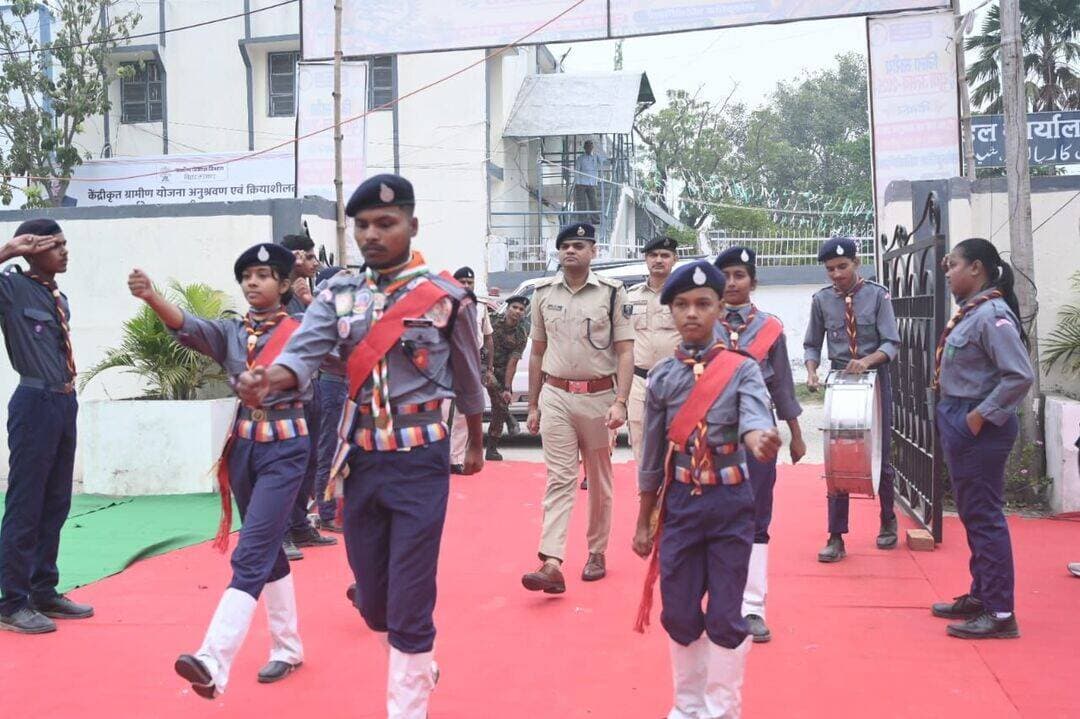 ✨ शिवहर में 'जिला स्तरीय युवा उत्सव 2026' का भव्य आगाज! ✨
जिला कला एवं संस्कृति कार्यालय, शिवहर के तत्वावधान में आज स्थानीय गांधी भवन में 'जिला स्तरीय युवा उत्सव' का पूरे उत्साह के साथ शुभारंभ हुआ। दीप प्रज्ज्वलन और रंग-बिरंगे बैलून उड़ाकर जिले के पुलिस अधीक्षक, उप विकास आयुक्त, अनुमंडल पदाधिकारी और अन्य वरीय पदाधिकारियों ने इसका विधिवत उद्घाटन किया।
🎤 कार्यक्रम की मुख्य बातें:
🔹 युवाओं से अपील: पुलिस अधीक्षक महोदय ने युवाओं से अपनी छिपी प्रतिभा को निखारने और हमारी समृद्ध कला-संस्कृति को सहेजने का आह्वान किया।
🔹 विभिन्न प्रतियोगिताएं: उत्सव में गायन, वादन, नृत्य, नाटक, चित्रकला और वक्तृत्व कला में जिले के सैकड़ों युवा अपना हुनर दिखा रहे हैं।
🔹 अगला पड़ाव: यहाँ शानदार प्रदर्शन करने वाले चयनित प्रतिभागी आगामी 'राज्य स्तरीय युवा उत्सव' में शिवहर जिले का मान बढ़ाएंगे!
युवाओं के जोश और कला-संस्कृति के उल्लास से सराबोर गांधी भवन में सभी होनहार प्रतिभागियों को उनके उज्ज्वल भविष्य के लिए हार्दिक शुभकामनाएं! 💐
#Sheohar #YouthFestival2026 #ArtAndCulture #YouthPower #SheoharAdministration #SheoharPolice #BiharNews #युवा_उत्सव #शिवहर #कला_और_संस्कृति