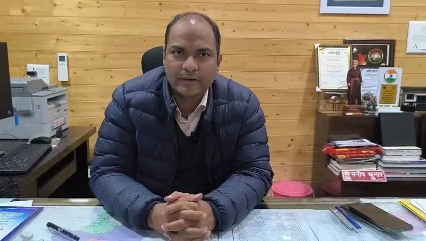चम्पावत में भिंगराड़ा कानूनगो चौकी वायरल वीडियो प्रकरण: जिलाधिकारी ने दिए त्वरित जांच और सख्त कार्रवाई के निर्देश
सोशल मीडिया के माध्यम से जनपद के भीगराड़ा क्षेत्र स्थित कानूनगो चौकी से संबंधित एक वीडियो संज्ञान में आया है, जिसमें चौकी कक्ष के खुले होने तथा वहां सामान बिखरे होने व मदिरा की बोतलें पाए जाने का दावा किया गया है।
इस मामले को जिलाधिकारी मनीष कुमार ने अत्यंत गंभीरता से लेते हुए तत्काल इसका संज्ञान लिया है।