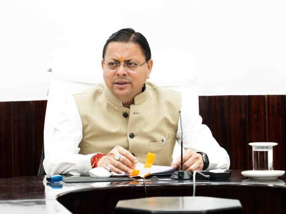 🚨मौसम अलर्ट को लेकर CM धामी सख्त, अधिकारियों को हाई अलर्ट पर रहने के निर्देश
नैनीताल, चंपावत, पिथौरागढ़, बागेश्वर और चमोली में ऑरेंज अलर्ट, अन्य जिलों में येलो अलर्ट जारी
उत्तराखंड में मौसम विभाग की चेतावनी को देखते हुए मुख्यमंत्री पुष्कर सिंह धामी ने शासन और जिला प्रशासन के अधिकारियों को सतर्क रहने के निर्देश दिए हैं। मुख्यमंत्री ने सभी जिलों में आपदा प्रबंधन से जुड़ी तैयारियां दुरुस्त रखने और किसी भी आपात स्थिति से निपटने के लिए संबंधित विभागों को अलर्ट मोड पर रहने को कहा है।
भारत मौसम विज्ञान विभाग की ओर से 30 अक्टूबर को जारी पूर्वानुमान के अनुसार नैनीताल, चंपावत, पिथौरागढ़, बागेश्वर और चमोली में ऑरेंज अलर्ट जारी किया गया है। इन जिलों में गरज-चमक के साथ आकाशीय बिजली गिरने, ओलावृष्टि और 40 से 50 किलोमीटर प्रति घंटे की रफ्तार से तेज हवाएं चलने की संभावना है। वहीं पिथौरागढ़, बागेश्वर, नैनीताल और चंपावत में कहीं-कहीं भारी बारिश का भी अनुमान जताया गया है। प्रदेश के अन्य जनपदों में येलो अलर्ट जारी किया गया है।
मुख्यमंत्री धामी ने पर्वतीय क्षेत्रों में मौसम सामान्य होने तक ट्रेकिंग गतिविधियों को नियंत्रित रखने और भूस्खलन संभावित क्षेत्रों में विशेष निगरानी करने के निर्देश दिए हैं। उन्होंने कहा कि जरूरत पड़ने पर संवेदनशील मार्गों पर यातायात नियंत्रित किया जाए और सड़क बाधित होने की स्थिति में संबंधित विभाग तत्काल मार्ग खोलने की कार्रवाई करें।
मुख्यमंत्री ने सभी जिलाधिकारियों को आपदा प्रबंधन की आईआरएस प्रणाली के तहत नामित अधिकारियों और विभागीय नोडल अधिकारियों को हाई अलर्ट पर रखने को कहा है। पुलिस, एसडीआरएफ, अग्निशमन और अन्य बचाव दलों को जरूरी उपकरणों के साथ तैयार रहने के निर्देश दिए गए हैं।
इसके साथ ही खराब मौसम और भारी बारिश के दौरान उच्च हिमालयी क्षेत्रों में पर्यटकों की आवाजाही नियंत्रित करने को कहा गया है।
मुख्यमंत्री ने अधिकारियों को स्पष्ट निर्देश दिए कि मौसम विभाग की चेतावनियों को गंभीरता से लेते हुए समय रहते सभी एहतियाती कदम उठाए जाएं, ताकि किसी भी अप्रिय घटना को रोका जा सके और प्रभावित लोगों को जरूरत पड़ने पर तत्काल राहत एवं सहायता उपलब्ध कराई जा सके।
<nis:link nis:type=tag nis:id=uttarakhandweather nis:value=UttarakhandWeather nis:enabled=true nis:link/> <nis:link nis:type=tag nis:id=cmdhami nis:value=CMDhami nis:enabled=true nis:link/> <nis:link nis:type=tag nis:id=orangealert nis:value=OrangeAlert nis:enabled=true nis:link/> <nis:link nis:type=tag nis:id=uttarakhandnews nis:value=UttarakhandNews nis:enabled=true nis:link/> <nis:link nis:type=tag nis:id=weatheralert nis:value=WeatherAlert nis:enabled=true nis:link/> <nis:link nis:type=tag nis:id=newsmafiya nis:value=newsmafiya nis:enabled=true nis:link/>