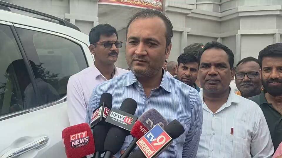 मुंगेर के कल्याणपुर में 7 नवंबर को जलेगा 11 लाख 11 हजार 111 दीये, बिहार की सबसे बड़ी दीपावली की तैयारी: डॉ. नीतीश चंद्र दुबे
#kalyanpur #Bariarpur #Munger #मुंगेर Nitish Chandra Dubey Khalid Hussain Munger Citynews Munger #TopFans