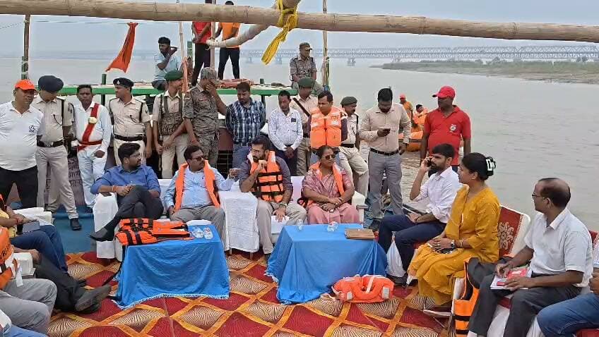 मुंगेर में छठ की तैयारी तेज, डीएम ने नाव से किया गंगा घाटों का निरीक्षण
मुंगेर। आगामी छठ महापर्व को लेकर गुरुवार को जिलाधिकारी निखिल धनराज निप्पाणीकर ने नाव से गंगा नदी के विभिन्न छठ घाटों का निरीक्षण किया। इस दौरान उन्होंने साफ-सफाई, सुरक्षा व्यवस्था और खतरनाक घाटों की स्थिति का जायजा लिया तथा संबंधित पदाधिकारियों को समय पर तैयारियां पूरी करने का निर्देश दिया।
#Munger #छठ #chhth #gangaghat District Administration Munger TopFan