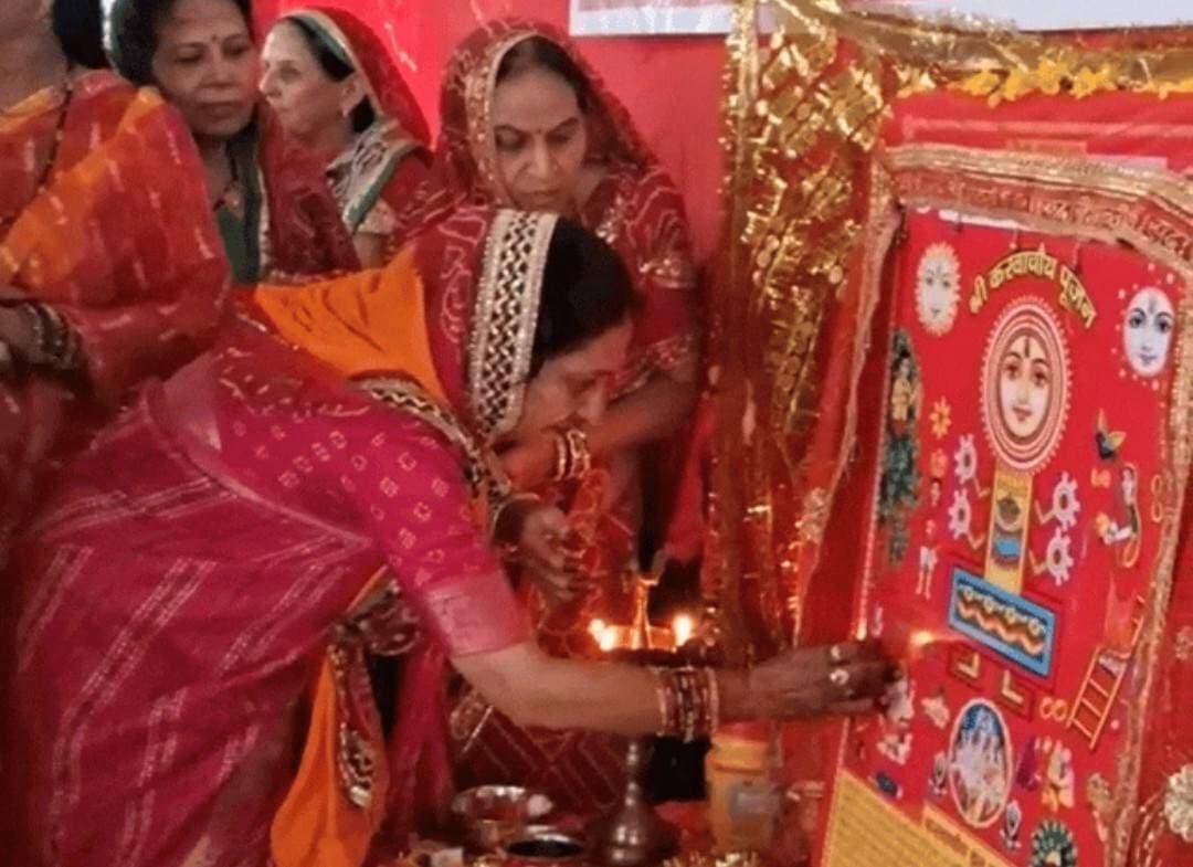 #भरतपुर। अपना घर आश्रम में करवा चौथ पर एक बेहद भावुक और आंखें खोल देने वाली तस्वीर सामने आई। जिन पतियों और परिवारों ने बेसहारा समझकर इन महिलाओं को दर-दर भटकने के लिए छोड़ दिया, उन्हीं पतियों की लंबी उम्र और सलामती के लिए आश्रम की करीब 150 महिलाओं ने करवा चौथ का निर्जला व्रत रखा है। आश्रम की संचालिका माधुरी भारद्वाज के मुताबिक, इस पावन पर्व के लिए पिछले तीन दिनों से तैयारियां की जा रही थीं। इन बेसहारा महिलाओं के चेहरे पर मुस्कान लाने और उन्हें त्योहार की खुशी देने के लिए आश्रम में विशेष तौर पर ब्यूटीशियन को बुलाया गया, जिन्होंने महिलाओं का पूरा श्रृंगार कराया। आश्रम में रह रहीं कई महिलाएं ऐसी हैं, जिनके पतियों ने उन्हें ठुकरा कर दूसरी शादी कर ली और घर से बाहर निकाल दिया। आज वही पति इन्हें वापस अपनाने तक को तैयार नहीं हैं। इसके बावजूद इन महिलाओं का समर्पण और भारतीय परंपरा के प्रति आस्था कम नहीं हुई है। वे आज भी अपने पतियों की लंबी उम्र की दुआ मांग रही हैं। संचालिका माधुरी भारद्वाज ने समाज और परिवारों की इस मानसिकता पर दुख जताते हुए कहा कि जब परिवार में कोई सदस्य बीमार पड़ता है, तो उसकी सेवा की जाती है, उसे बेघर नहीं किया जाता। फिर इन महिलाओं के साथ ऐसा अन्याय क्यों? उन्होंने ईश्वर से प्रार्थना की कि भगवान इन पतियों को सद्बुद्धि दे, ताकि वे अपनी इस भूल को सुधारकर इन महिलाओं को मान-सम्मान के साथ वापस अपने घर ले जाएं।