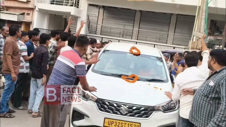 बहराइच में प्यार की अनोखी मिसाल 70 साल की उम्र में
रफीक अहमद बाबा ने रचाई दूसरी शादी, ज़ुलेखा से किया
निकाह बहराइच के बड़ीहाट मकबरा चौराहा निवासी
70 वर्षीय रफीक अहमद बाबा ने साबित कर दिया कि इश्क की
कोई उम्र नहीं होती।रफीक अहमद बाबा के पहले से ही दो बेटे,
पोते और पोतियां हैं, पहली पत्नी के गुजर जाने के बाद जीवन
के इस पड़ाव पर फिर से निकाह किया।25,786 रुपये महर
तय किया गया और दो गवाहों की मौजूदगी में मौलाना की
देखरेख में निकाह की सभी रस्में पूरी हुईं।निकाह के दौरान
रफीक अहमद बाबा ने ज़ुलेखा के साथ जीवन बिताने के
लिए खुशी-खुशी 'कबूल है' कहा।