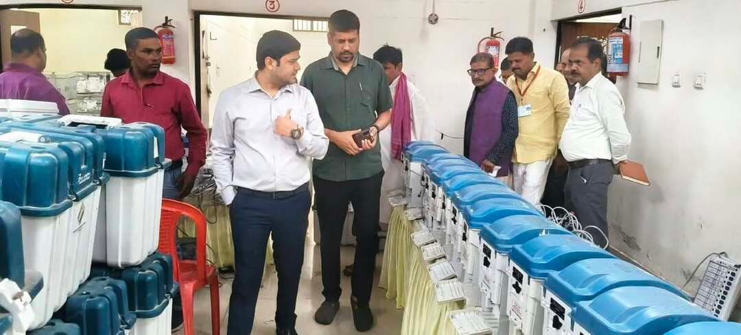 मऊ में डीएम आनंद वर्द्धन ने किया ईवीएम-वीवीपैट वेयरहाउस का निरीक्षण
मऊ में जिलाधिकारी आनंद वर्द्धन ने मान्यता प्राप्त राजनीतिक दलों के प्रतिनिधियों की मौजूदगी में ईवीएम और वीवीपैट वेयरहाउस का निरीक्षण किया। इस दौरान उन्होंने वहां चल रहे एफएलसी यानी प्रथम स्तरीय जांच कार्यों की प्रगति का जायजा लिया और संबंधित अधिकारियों को जरूरी निर्देश दिए। जिलाधिकारी ने वेयरहाउस में लगे सीसीटीवी कैमरों को लगातार क्रियाशील रखने के निर्देश दिए। साथ ही सुरक्षा, निगरानी और रखरखाव के लिए भारत निर्वाचन आयोग की गाइडलाइन का कड़ाई से पालन सुनिश्चित करने को कहा। एफएलसी कार्यों की समीक्षा करते हुए उन्होंने इंजीनियरों और टेक्नीशियनों को सभी प्रक्रियाएं निर्धारित मानकों के अनुरूप और तय समय-सीमा के भीतर पूरी करने के निर्देश दिए। निरीक्षण के दौरान अपर जिलाधिकारी प्रवेंद्र कुमार, निर्वाचन विभाग के अधिकारी-कर्मचारी और मान्यता प्राप्त राजनीतिक दलों के प्रतिनिधि मौजूद रहे।