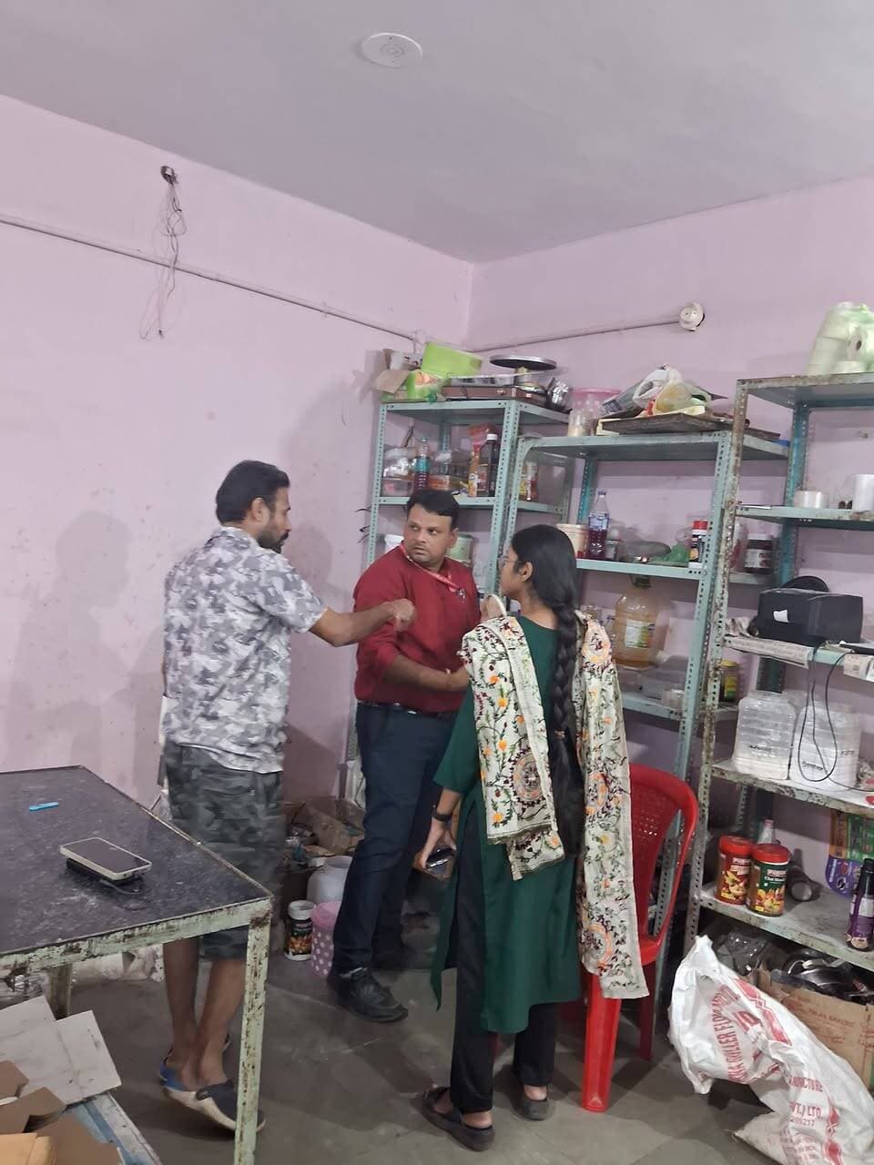 झाबुआ में पलक बेकर्स पर खाद्य सुरक्षा प्रशासन की औचक कार्रवाई, 963 किलोग्राम टोस्ट जब्त
मानक घोषणाएं अंकित नहीं होने पर ₹1 लाख 9 हजार 915 मूल्य का टोस्ट जब्त
स्वच्छता संबंधी कमियां पाए जाने पर आगामी आदेश तक निर्माण कार्य बंद रखने के निर्देश
मुख्यमंत्री डॉ. मोहन यादव के निर्देशानुसार प्रदेशभर में खाद्य पदार्थों में मिलावट की रोकथाम, खाद्य गुणवत्ता सुनिश्चित करने एवं उपभोक्ताओं के हितों के संरक्षण हेतु विशेष अभियान चलाया जा रहा है। इसी क्रम में कलेक्टर डॉ. योगेश तुकाराम भरसट के निर्देशन में असिस्टेंट कलेक्टर सुश्री आयुषी बंसल के नेतृत्व में खाद्य सुरक्षा प्रशासन की टीम द्वारा गुरुवार को झाबुआ के रंगपुरा स्थित पलक बेकर्स का औचक निरीक्षण कर कार्रवाई की गई।
निरीक्षण के दौरान प्रतिष्ठान में टोस्ट एवं खारी का निर्माण किया जा रहा था तथा विक्रय हेतु खाद्य पदार्थ पैकेटों में रखे पाए गए। खाद्य सुरक्षा अधिकारियों द्वारा निरीक्षण के दौरान तिल्ली टोस्ट के दो नमूने जांच हेतु लिए गए। जांच में खाद्य पदार्थों के पैकेटों पर खाद्य सुरक्षा एवं मानक अधिनियम, 2006 के अंतर्गत निर्धारित अनिवार्य घोषणाएं अंकित नहीं पाई गईं। प्रथम दृष्टया मिथ्याछाप पाए जाने पर नियमानुसार कार्रवाई करते हुए प्रतिष्ठान से कुल 963 किलोग्राम टोस्ट जब्त किया गया, जिसका अनुमानित बाजार मूल्य ₹1 लाख 9 हजार 915 है।
स्वच्छता संबंधी कमियां मिलने पर निर्माण कार्य बंद रखने के निर्देश
निरीक्षण के दौरान बेकरी में खाद्य पदार्थों के निर्माण स्थल पर आवश्यक साफ-सफाई का अभाव पाया गया। साथ ही कर्मचारियों के मेडिकल सर्टिफिकेट एवं निर्माण कार्य में उपयोग किए जा रहे पानी की जांच संबंधी रिपोर्ट भी प्रस्तुत नहीं की गई। इन कमियों को गंभीरता से लेते हुए प्रतिष्ठान में खाद्य पदार्थों का निर्माण कार्य आगामी आदेश तक बंद रखने के निर्देश दिए गए।
निरीक्षण में खाद्य सुरक्षा एवं मानक अधिनियम, 2006 के अंतर्गत निर्धारित अनुसूची-4 के स्वच्छता एवं खाद्य सुरक्षा संबंधी मानकों का पालन नहीं पाए जाने पर संबंधित खाद्य कारोबारकर्ता को सुधार सूचना पत्र जारी किया जा रहा है। निर्धारित अवधि में सुधार नहीं किए जाने की स्थिति में नियमानुसार पंजीयन अथवा अनुज्ञप्ति निलंबन की कार्रवाई की जा सकती है।
खाद्य पदार्थों के लिए गए नमूने जांच हेतु प्रयोगशाला भेजे जा रहे हैं। जांच रिपोर्ट प्राप्त होने एवं प्रकरण में उपलब्ध तथ्यों के आधार पर आगे की वैधानिक कार्रवाई की जाएगी।
कार्रवाई के दौरान असिस्टेंट कलेक्टर सुश्री आयुषी बंसल, खाद्य सुरक्षा अधिकारी श्री राहुल सिंह अलावा एवं श्री वेलसिंह मोरी उपस्थित रहे।
Jansampark Madhya Pradesh CM Madhya Pradesh Indore Commissioner General Administration Department, MP #Jhabua #JansamparkMP