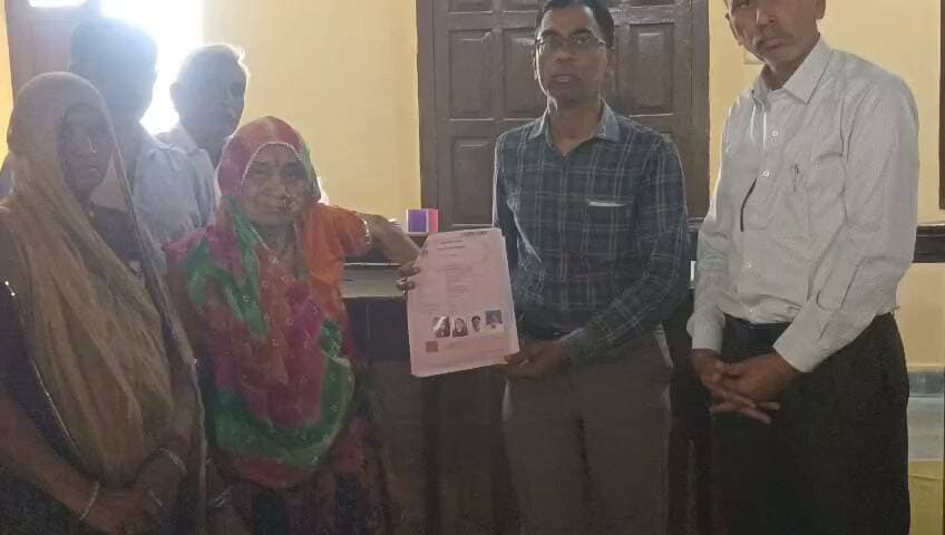 *सरपंच बनी बहू, सास ने पंचायत को दान कर दी 20 लाख की जमीन*
अखेपुर में पंचायत भवन के लिए परिवार ने खोला जमीन का खजाना
नवगठित ग्राम पंचायत को भवन के लिए सौंपी सवा बीघा भूमि, रजिस्ट्री होते ही पंचायत भवन निर्माण का रास्ता साफ
आकोला (रमेश चंद्र डाड)
पंचायत राज व्यवस्था में जनप्रतिनिधि का दायित्व केवल चुनाव जीतने और पद संभालने तक सीमित नहीं होता, बल्कि गांव के विकास के लिए संसाधन जुटाना और जनसमस्याओं का समाधान करना भी उसकी जिम्मेदारी है। भीलवाड़ा जिले की कोटड़ी तहसील के अखेपुर गांव में नवनिर्वाचित सरपंच रतनदेवी भवानी जाट के परिवार ने इसी भावना को जमीन पर उतारते हुए अनूठी मिसाल पेश की है। गांव में ग्राम पंचायत भवन बनाने के लिए एक इंच भूमि तक उपलब्ध नहीं थी। इस समस्या को दूर करने के लिए सरपंच के परिवार ने अपनी खातेदारी भूमि पंचायत को समर्पित करने का निर्णय किया। परिवार की मुखिया 85 वर्षीय बुजुर्ग रामप्यारी देवी ने करीब सवा बीघा, यानी 0.18 हेक्टेयर भूमि ग्राम पंचायत के नाम रजिस्ट्री करवा दी। इस जमीन का बाजार मूल्य करीब 20 लाख रुपए बताया गया है।
करवा चैथ पर दिया गांव को विकास का उपहार-
ग्राम पंचायत अखेपुर के लिए यह पहल इसलिए भी महत्वपूर्ण है, क्योंकि पंचायत के पास अपना भवन बनाने के लिए जमीन ही नहीं थी। ऐसे में पंचायत का स्थायी कार्यालय और अन्य आवश्यक सरकारी भवन विकसित करने की राह अटकी हुई थी। ग्रामीणों के सहयोग से सरपंच निर्वाचित हुईं रतनदेवी भवानी जाट ने पदभार संभालने के बाद इस समस्या पर परिवार के साथ चर्चा की। विचार-विमर्श के दौरान तय हुआ कि गांव की इस जरूरत को पूरा करने के लिए परिवार की भूमि पंचायत को दान कर दी जाए।
सरपंच ने अपने पति भवानी जाट से बात की तो उन्होंने सहमति दे दी। संबंधित भूमि उनकी माता रामप्यारी देवी के नाम पर दर्ज थी। परिवार ने उनसे आग्रह किया तो उन्होंने भी खुशी-खुशी जमीन पंचायत को देने का निर्णय कर लिया। इसके बाद चुनाव परिणाम आने के एक सप्ताह के भीतर ही भूमि हस्तांतरण की प्रक्रिया पूरी करने की पहल की गई।
गुरुवार को करवा चैथ के अवसर पर रामप्यारी देवी अपने पुत्र भवानी जाट और दो गवाहों के साथ कोटड़ी तहसील कार्यालय पहुंचीं। यहां तहसीलदार रमेशचंद्र मीणा के समक्ष ग्राम पंचायत अखेपुर के नाम 0.18 हेक्टेयर भूमि की रजिस्ट्री करवाई गई। वैधानिक प्रक्रिया पूरी होने के बाद रजिस्ट्री सरपंच रतनदेवी को सौंप दी गई।
85 साल की उम्र में भी गांव के भविष्य की चिंता-
रामप्यारी देवी की इस पहल को ग्रामीण केवल जमीन के दान के रूप में नहीं, बल्कि गांव के विकास में अपनी हिस्सेदारी निभाने के उदाहरण के तौर पर देख रहे हैं। उम्र के इस पड़ाव पर उन्होंने निजी संपत्ति का उपयोग सामुदायिक आवश्यकता के लिए करने का निर्णय लिया। करीब 20 लाख रुपए मूल्य की भूमि पंचायत को सौंपने से अब अखेपुर में पंचायत भवन निर्माण की संभावनाएं आगे बढ़ी हैं।
ग्रामीणों का कहना है कि पंचायत भवन किसी एक परिवार या जनप्रतिनिधि की जरूरत नहीं, बल्कि पूरे गांव की प्रशासनिक व्यवस्था का केंद्र होता है। यहां ग्रामीणों को पंचायत संबंधी कार्यों के लिए सुविधा मिलती है और स्थानीय स्तर पर सरकारी योजनाओं के क्रियान्वयन को गति मिल सकती है। ऐसे में भूमि उपलब्ध होने से गांव की वर्षों पुरानी जरूरत पूरी होने की उम्मीद जगी है।
अब भवन निर्माण का प्रस्ताव तैयार होगा-
सरपंच प्रतिनिधि भवानीराम जाट ने बताया कि पंचायत का कामकाज सुचारु रूप से संचालित करने और गांव में पंचायत भवन की जरूरत को देखते हुए परिवार ने यह पहल की है। भूमि की रजिस्ट्री होने के बाद अब पंचायत भवन निर्माण का प्रस्ताव तैयार कर उसे स्वीकृत कराने की दिशा में काम किया जाएगा। प्रस्ताव को मंजूरी मिलने के बाद निर्माण कार्य शुरू कराने का प्रयास रहेगा।
तहसीलदार रमेशचंद्र मीणा ने बताया कि नवगठित ग्राम पंचायत अखेपुर में पंचायत भवन के लिए भूमि उपलब्ध नहीं थी। अब पंचायत के नाम भूमि की रजिस्ट्री होने से भवन निर्माण का मार्ग प्रशस्त हुआ है।
पंचायत राज की भावना को मिला नया अर्थ-
अखेपुर की यह पहल पंचायत राज की उस मूल भावना को रेखांकित करती है, जिसमें गांव के विकास को सामूहिक जिम्मेदारी माना जाता है। चुनाव के दौरान ग्रामीण जिस विश्वास के साथ जनप्रतिनिधि चुनते हैं, उस विश्वास को विकास कार्यों में बदलने के लिए जनप्रतिनिधि और समाज की भागीदारी महत्वपूर्ण होती है।
सरपंच के परिवार ने भूमि उपलब्ध कराने की जिम्मेदारी उठाई है। अब पंचायत और प्रशासन के सामने इस जमीन पर आवश्यक औपचारिकताएं पूरी कर भवन निर्माण को आगे बढ़ाने की चुनौती है। ग्रामीणों को उम्मीद है कि यहां आधुनिक सुविधाओं से युक्त पंचायत भवन तैयार होगा और अखेपुर की नई पंचायत को अपना स्थायी ठिकाना मिलेगा।
एक परिवार का समर्पण, पूरे गांव के काम आएगा। अखेपुर में 85 वर्षीय रामप्यारी देवी द्वारा जमीन दान करने की यह पहल बताती है कि गांव के विकास की शुरुआत केवल सरकारी बजट से नहीं, बल्कि समाज की भागीदारी और साझा संकल्प से भी हो सकती है।