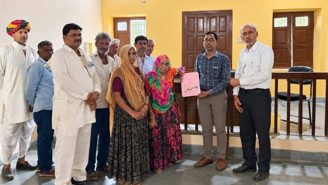 *सरपंच बनी बहू, सास ने पंचायत को दान कर दी 20 लाख की जमीन*
अखेपुर में पंचायत भवन के लिए परिवार ने खोला जमीन का खजाना
नवगठित ग्राम पंचायत को भवन के लिए सौंपी सवा बीघा भूमि, रजिस्ट्री होते ही पंचायत भवन निर्माण का रास्ता साफ
आकोला (रमेश चंद्र डाड)
पंचायत राज व्यवस्था में जनप्रतिनिधि का दायित्व केवल चुनाव जीतने और पद संभालने तक सीमित नहीं होता, बल्कि गांव के विकास के लिए संसाधन जुटाना और जनसमस्याओं का समाधान करना भी उसकी जिम्मेदारी है। भीलवाड़ा जिले की कोटड़ी तहसील के अखेपुर गांव में नवनिर्वाचित सरपंच रतनदेवी भवानी जाट के परिवार ने इसी भावना को जमीन पर उतारते हुए अनूठी मिसाल पेश की है। गांव में ग्राम पंचायत भवन बनाने के लिए एक इंच भूमि तक उपलब्ध नहीं थी। इस समस्या को दूर करने के लिए सरपंच के परिवार ने अपनी खातेदारी भूमि पंचायत को समर्पित करने का निर्णय किया। परिवार की मुखिया 85 वर्षीय बुजुर्ग रामप्यारी देवी ने करीब सवा बीघा, यानी 0.18 हेक्टेयर भूमि ग्राम पंचायत के नाम रजिस्ट्री करवा दी। इस जमीन का बाजार मूल्य करीब 20 लाख रुपए बताया गया है।
करवा चैथ पर दिया गांव को विकास का उपहार-
ग्राम पंचायत अखेपुर के लिए यह पहल इसलिए भी महत्वपूर्ण है, क्योंकि पंचायत के पास अपना भवन बनाने के लिए जमीन ही नहीं थी। ऐसे में पंचायत का स्थायी कार्यालय और अन्य आवश्यक सरकारी भवन विकसित करने की राह अटकी हुई थी। ग्रामीणों के सहयोग से सरपंच निर्वाचित हुईं रतनदेवी भवानी जाट ने पदभार संभालने के बाद इस समस्या पर परिवार के साथ चर्चा की। विचार-विमर्श के दौरान तय हुआ कि गांव की इस जरूरत को पूरा करने के लिए परिवार की भूमि पंचायत को दान कर दी जाए।
सरपंच ने अपने पति भवानी जाट से बात की तो उन्होंने सहमति दे दी। संबंधित भूमि उनकी माता रामप्यारी देवी के नाम पर दर्ज थी। परिवार ने उनसे आग्रह किया तो उन्होंने भी खुशी-खुशी जमीन पंचायत को देने का निर्णय कर लिया। इसके बाद चुनाव परिणाम आने के एक सप्ताह के भीतर ही भूमि हस्तांतरण की प्रक्रिया पूरी करने की पहल की गई।
गुरुवार को करवा चैथ के अवसर पर रामप्यारी देवी अपने पुत्र भवानी जाट और दो गवाहों के साथ कोटड़ी तहसील कार्यालय पहुंचीं। यहां तहसीलदार रमेशचंद्र मीणा के समक्ष ग्राम पंचायत अखेपुर के नाम 0.18 हेक्टेयर भूमि की रजिस्ट्री करवाई गई। वैधानिक प्रक्रिया पूरी होने के बाद रजिस्ट्री सरपंच रतनदेवी को सौंप दी गई।
85 साल की उम्र में भी गांव के भविष्य की चिंता-
रामप्यारी देवी की इस पहल को ग्रामीण केवल जमीन के दान के रूप में नहीं, बल्कि गांव के विकास में अपनी हिस्सेदारी निभाने के उदाहरण के तौर पर देख रहे हैं। उम्र के इस पड़ाव पर उन्होंने निजी संपत्ति का उपयोग सामुदायिक आवश्यकता के लिए करने का निर्णय लिया। करीब 20 लाख रुपए मूल्य की भूमि पंचायत को सौंपने से अब अखेपुर में पंचायत भवन निर्माण की संभावनाएं आगे बढ़ी हैं।
ग्रामीणों का कहना है कि पंचायत भवन किसी एक परिवार या जनप्रतिनिधि की जरूरत नहीं, बल्कि पूरे गांव की प्रशासनिक व्यवस्था का केंद्र होता है। यहां ग्रामीणों को पंचायत संबंधी कार्यों के लिए सुविधा मिलती है और स्थानीय स्तर पर सरकारी योजनाओं के क्रियान्वयन को गति मिल सकती है। ऐसे में भूमि उपलब्ध होने से गांव की वर्षों पुरानी जरूरत पूरी होने की उम्मीद जगी है।
अब भवन निर्माण का प्रस्ताव तैयार होगा-
सरपंच प्रतिनिधि भवानीराम जाट ने बताया कि पंचायत का कामकाज सुचारु रूप से संचालित करने और गांव में पंचायत भवन की जरूरत को देखते हुए परिवार ने यह पहल की है। भूमि की रजिस्ट्री होने के बाद अब पंचायत भवन निर्माण का प्रस्ताव तैयार कर उसे स्वीकृत कराने की दिशा में काम किया जाएगा। प्रस्ताव को मंजूरी मिलने के बाद निर्माण कार्य शुरू कराने का प्रयास रहेगा।
तहसीलदार रमेशचंद्र मीणा ने बताया कि नवगठित ग्राम पंचायत अखेपुर में पंचायत भवन के लिए भूमि उपलब्ध नहीं थी। अब पंचायत के नाम भूमि की रजिस्ट्री होने से भवन निर्माण का मार्ग प्रशस्त हुआ है।
पंचायत राज की भावना को मिला नया अर्थ-
अखेपुर की यह पहल पंचायत राज की उस मूल भावना को रेखांकित करती है, जिसमें गांव के विकास को सामूहिक जिम्मेदारी माना जाता है। चुनाव के दौरान ग्रामीण जिस विश्वास के साथ जनप्रतिनिधि चुनते हैं, उस विश्वास को विकास कार्यों में बदलने के लिए जनप्रतिनिधि और समाज की भागीदारी महत्वपूर्ण होती है।
सरपंच के परिवार ने भूमि उपलब्ध कराने की जिम्मेदारी उठाई है। अब पंचायत और प्रशासन के सामने इस जमीन पर आवश्यक औपचारिकताएं पूरी कर भवन निर्माण को आगे बढ़ाने की चुनौती है। ग्रामीणों को उम्मीद है कि यहां आधुनिक सुविधाओं से युक्त पंचायत भवन तैयार होगा और अखेपुर की नई पंचायत को अपना स्थायी ठिकाना मिलेगा।
एक परिवार का समर्पण, पूरे गांव के काम आएगा। अखेपुर में 85 वर्षीय रामप्यारी देवी द्वारा जमीन दान करने की यह पहल बताती है कि गांव के विकास की शुरुआत केवल सरकारी बजट से नहीं, बल्कि समाज की भागीदारी और साझा संकल्प से भी हो सकती है।